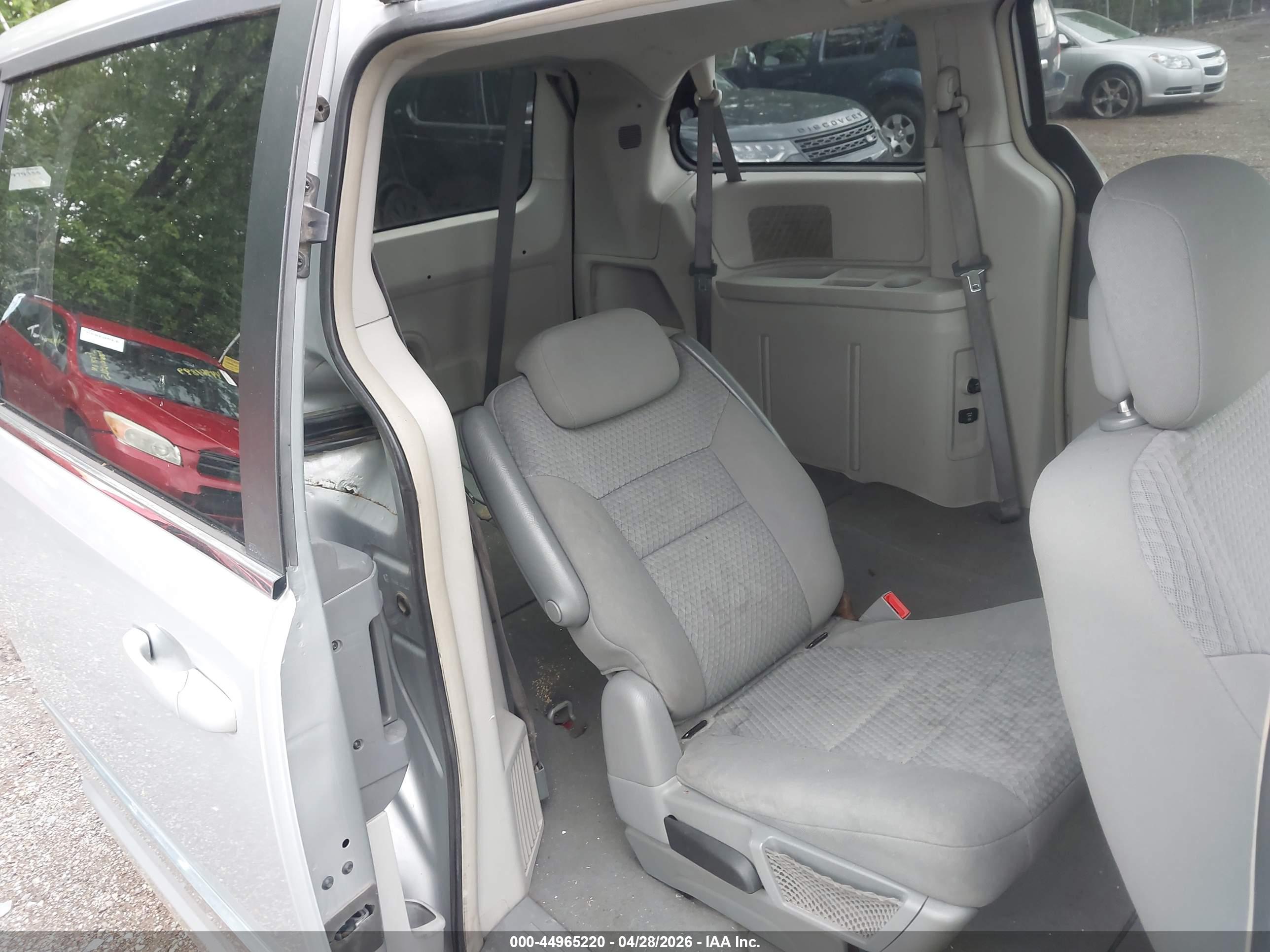 CHRYSLER TOWN image 8