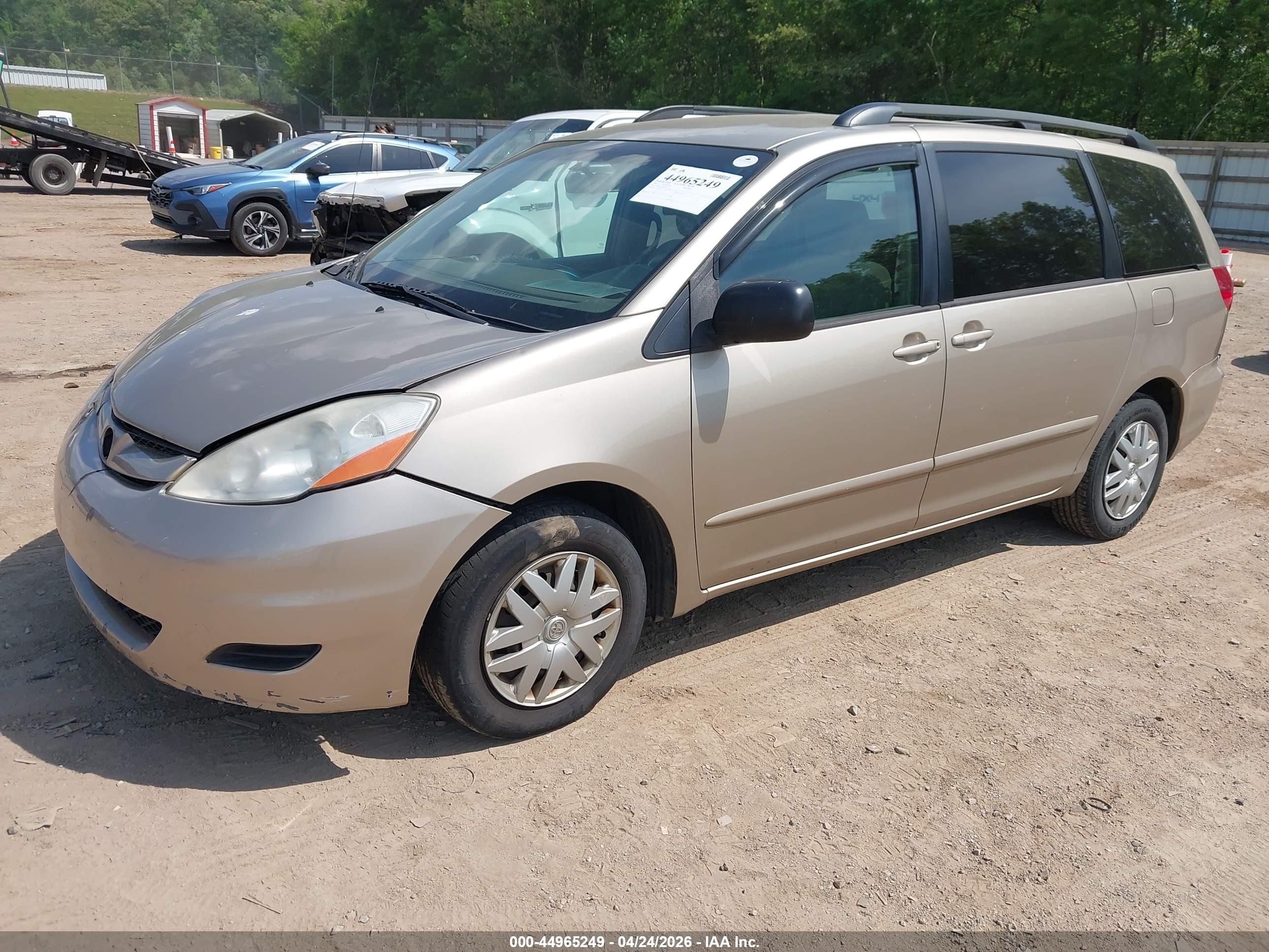 TOYOTA SIENNA image 2