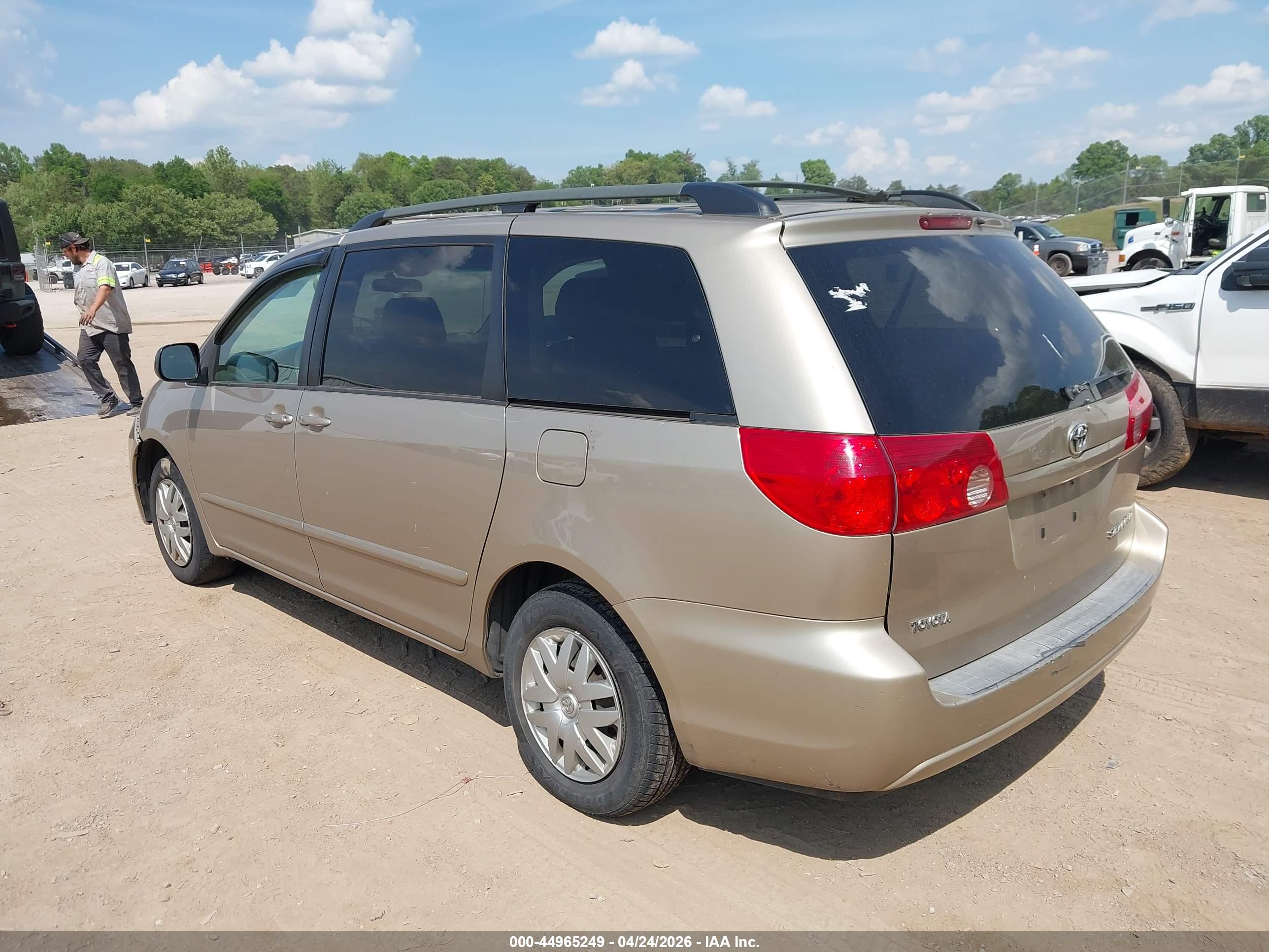 TOYOTA SIENNA image 3