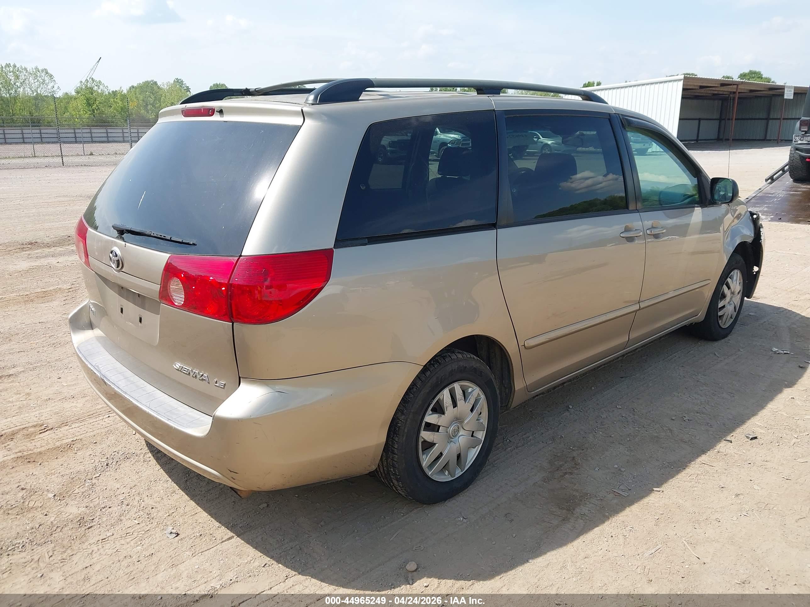 TOYOTA SIENNA image 4