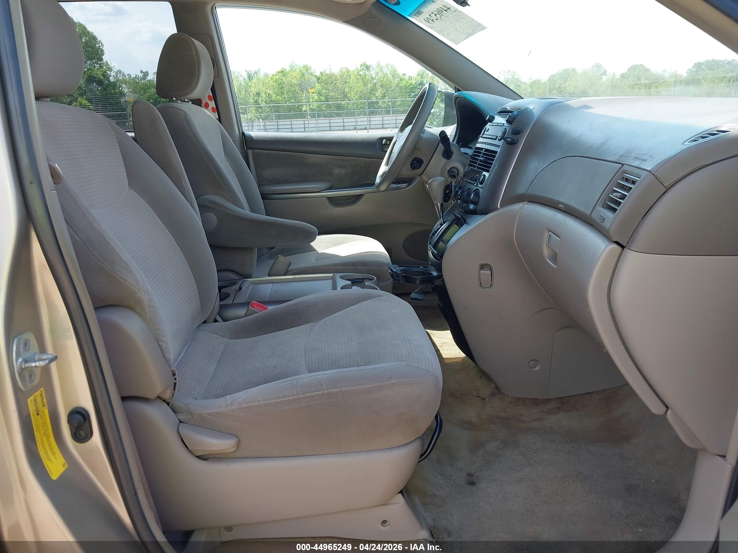 TOYOTA SIENNA image 5