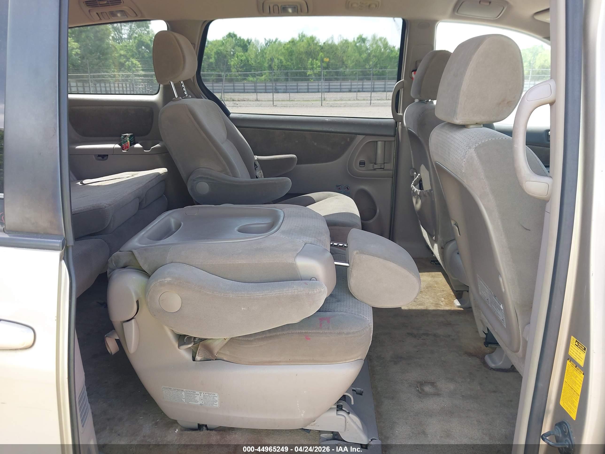 TOYOTA SIENNA image 8
