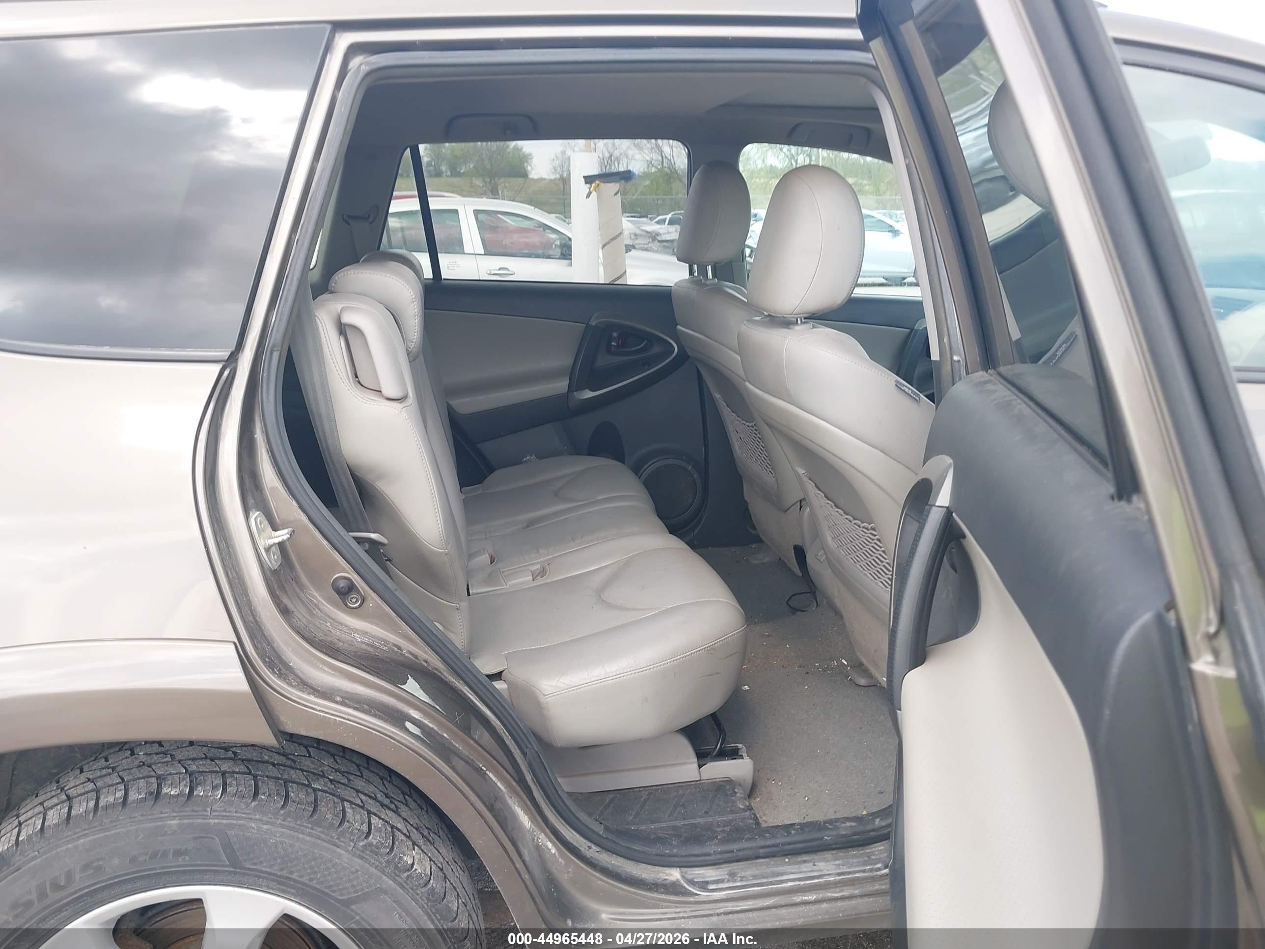 TOYOTA RAV4 image 8