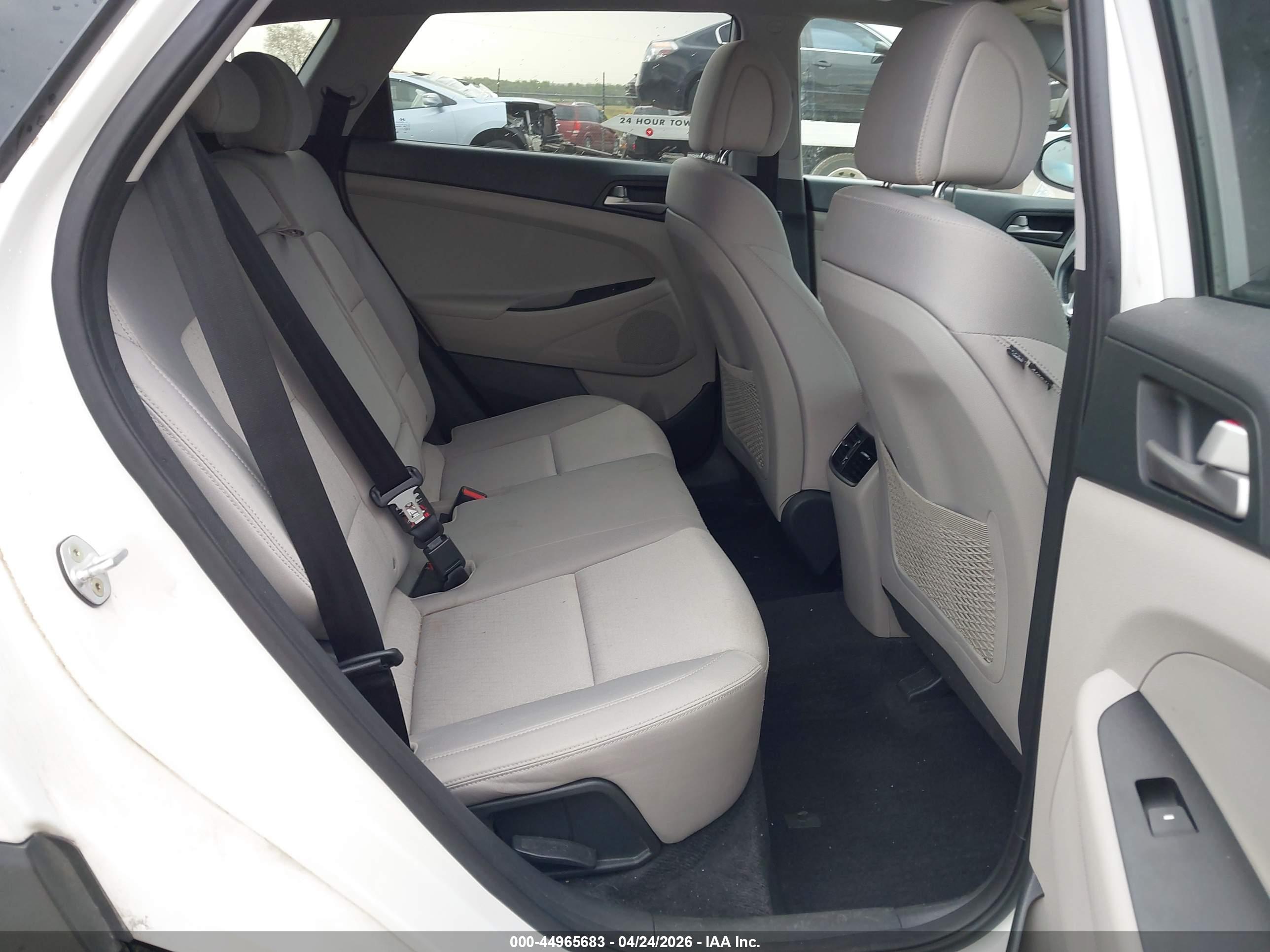 HYUNDAI TUCSON image 8