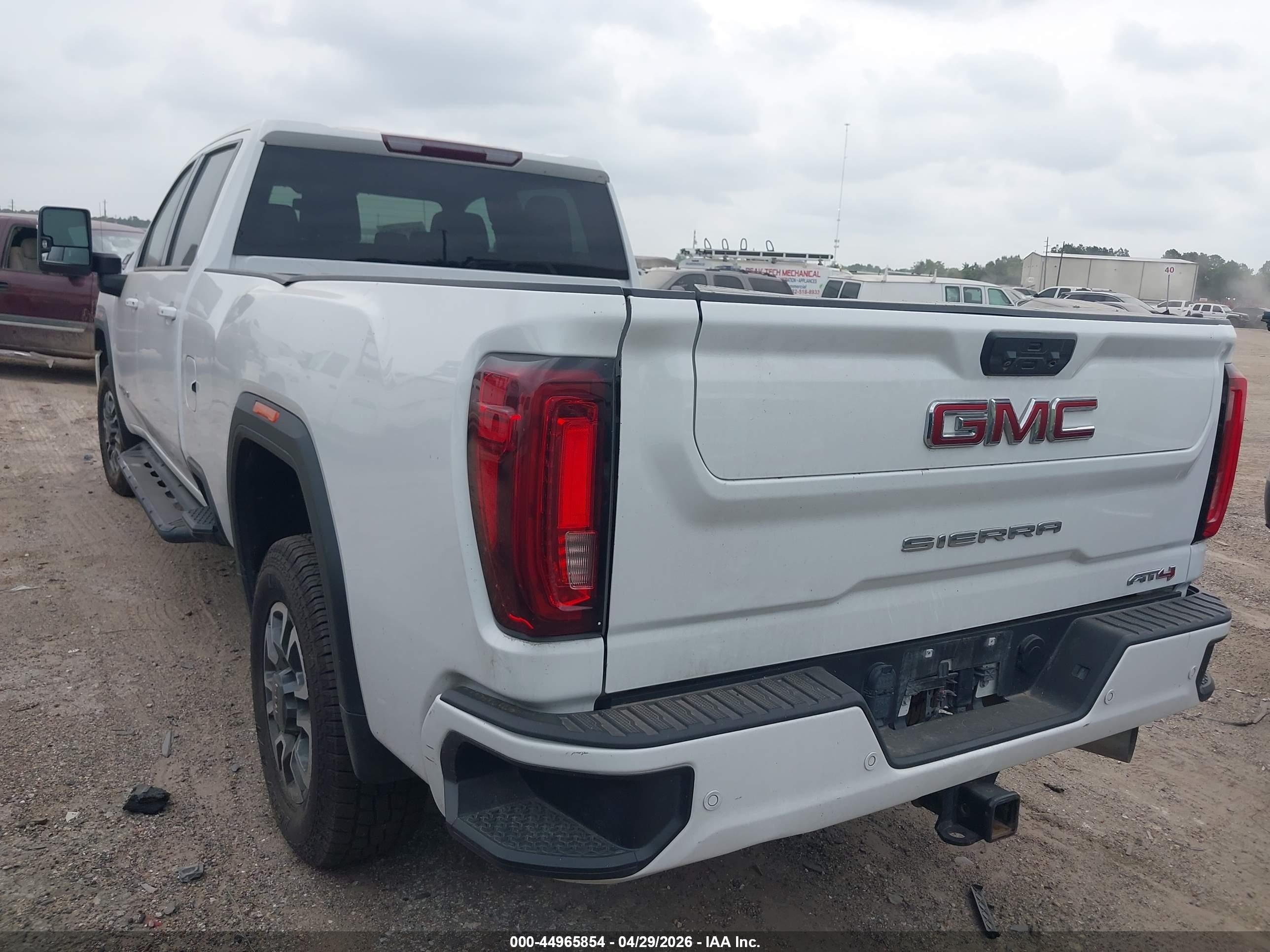 GMC SIERRA image 3