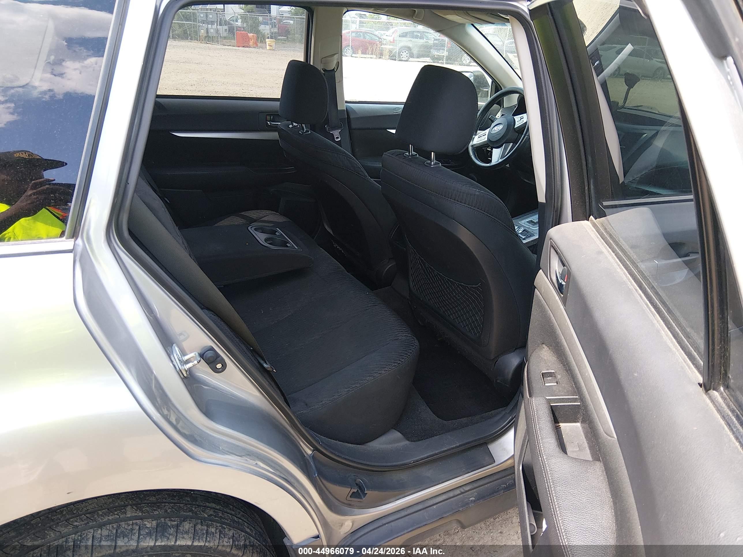SUBARU OUTBACK image 8