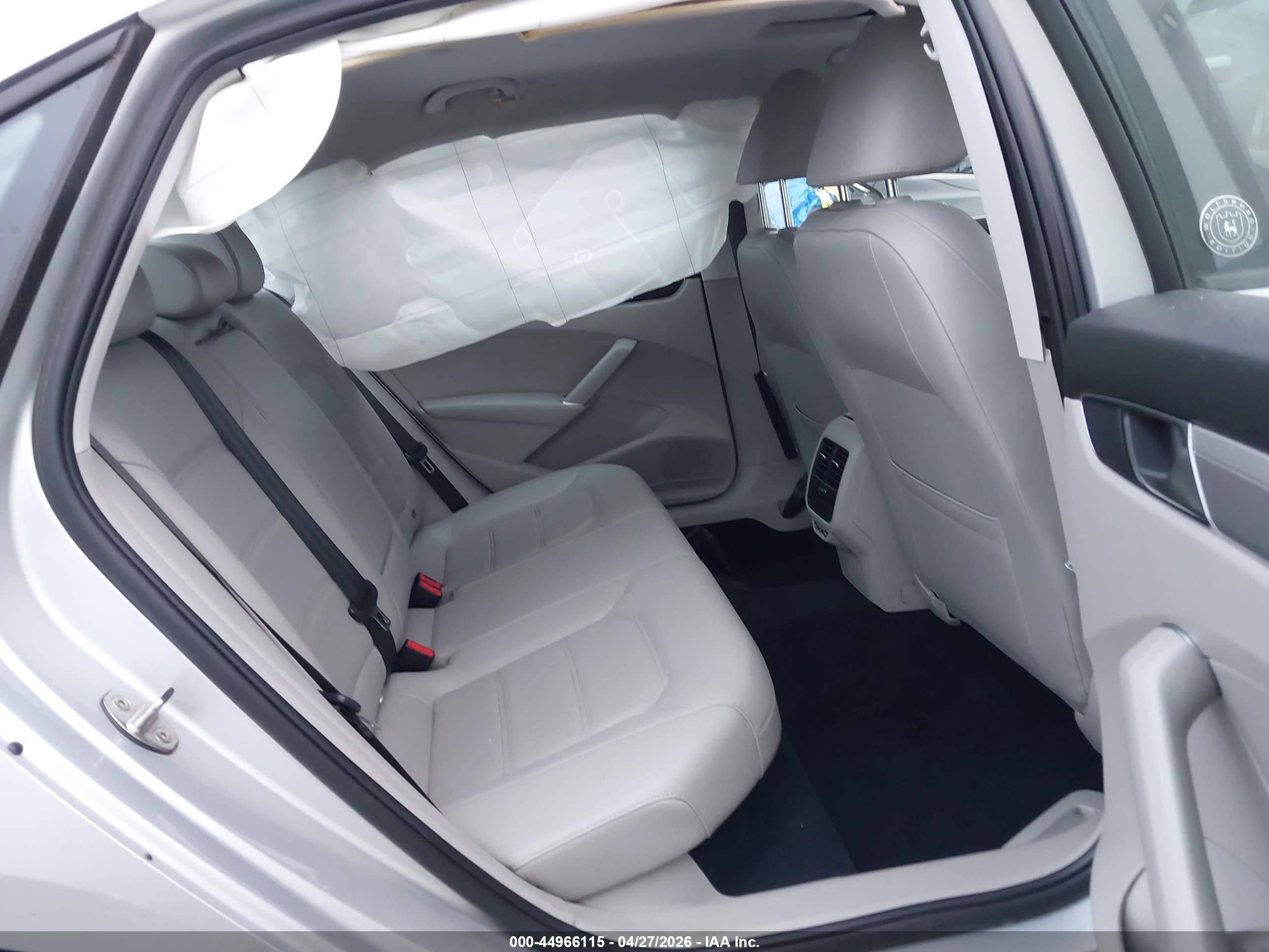 VOLKSWAGEN PASSAT image 8