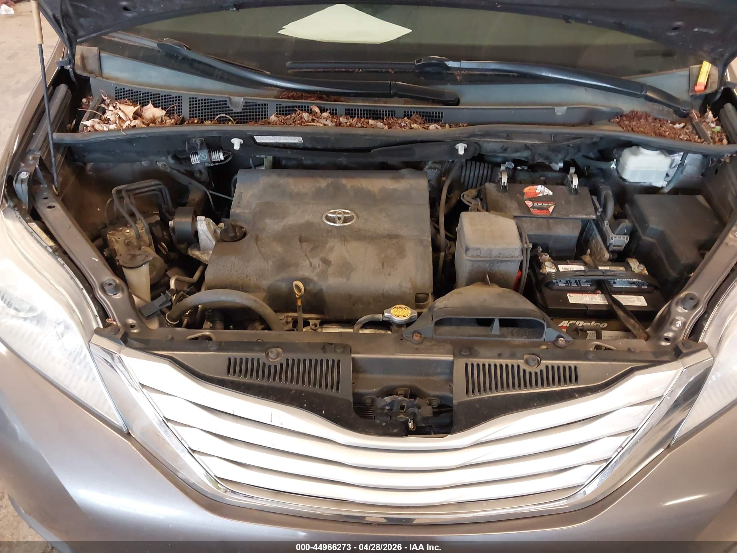 TOYOTA SIENNA image 10