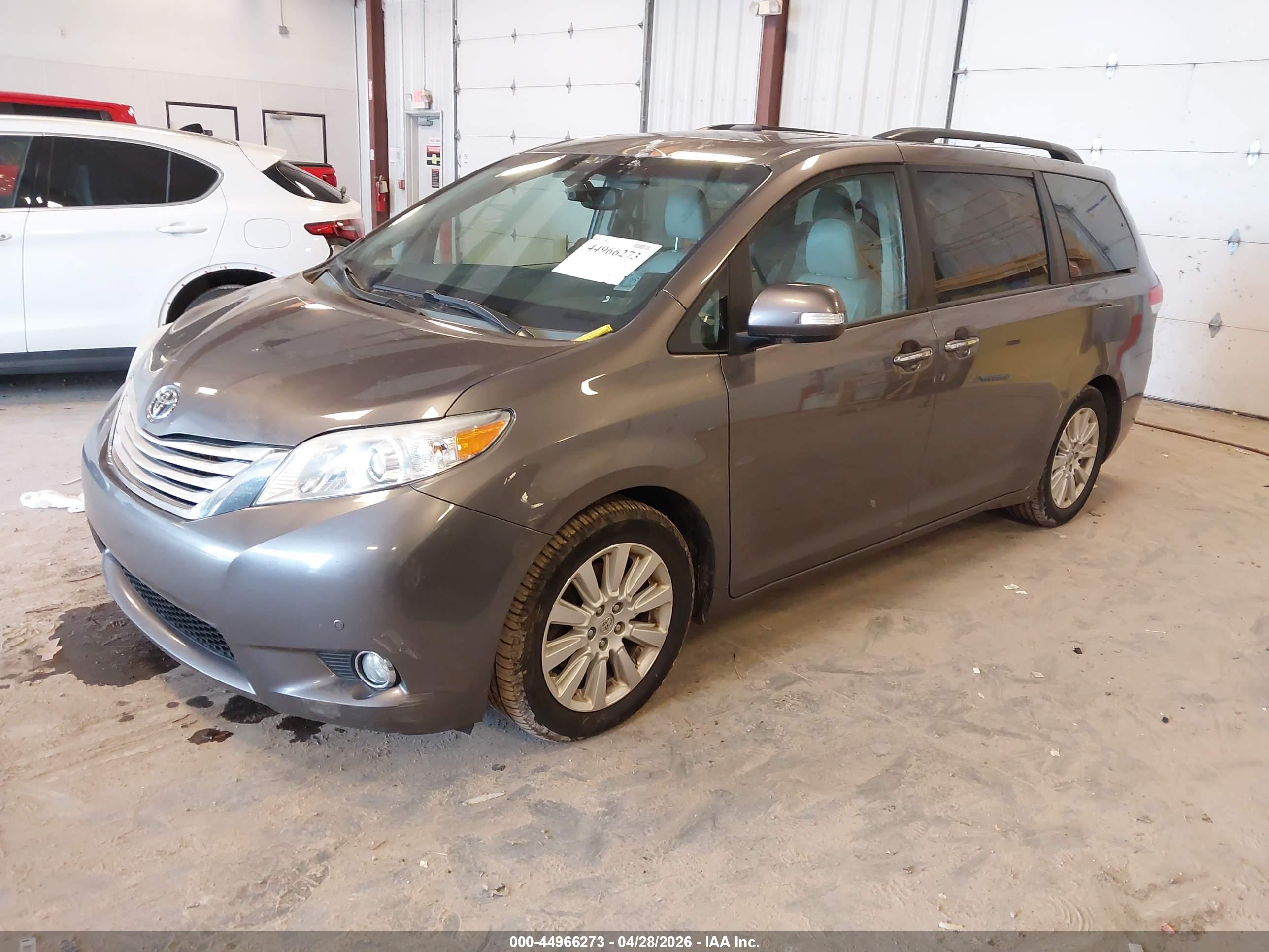 TOYOTA SIENNA image 2