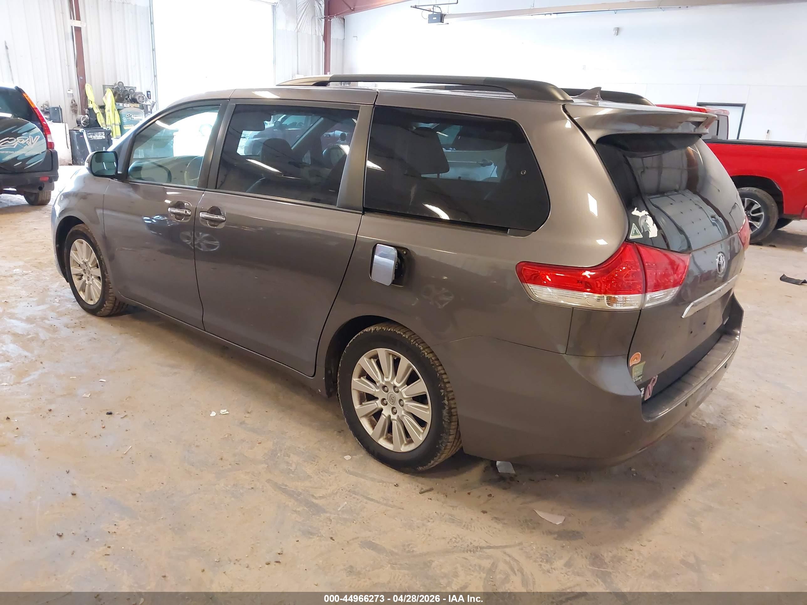 TOYOTA SIENNA image 3