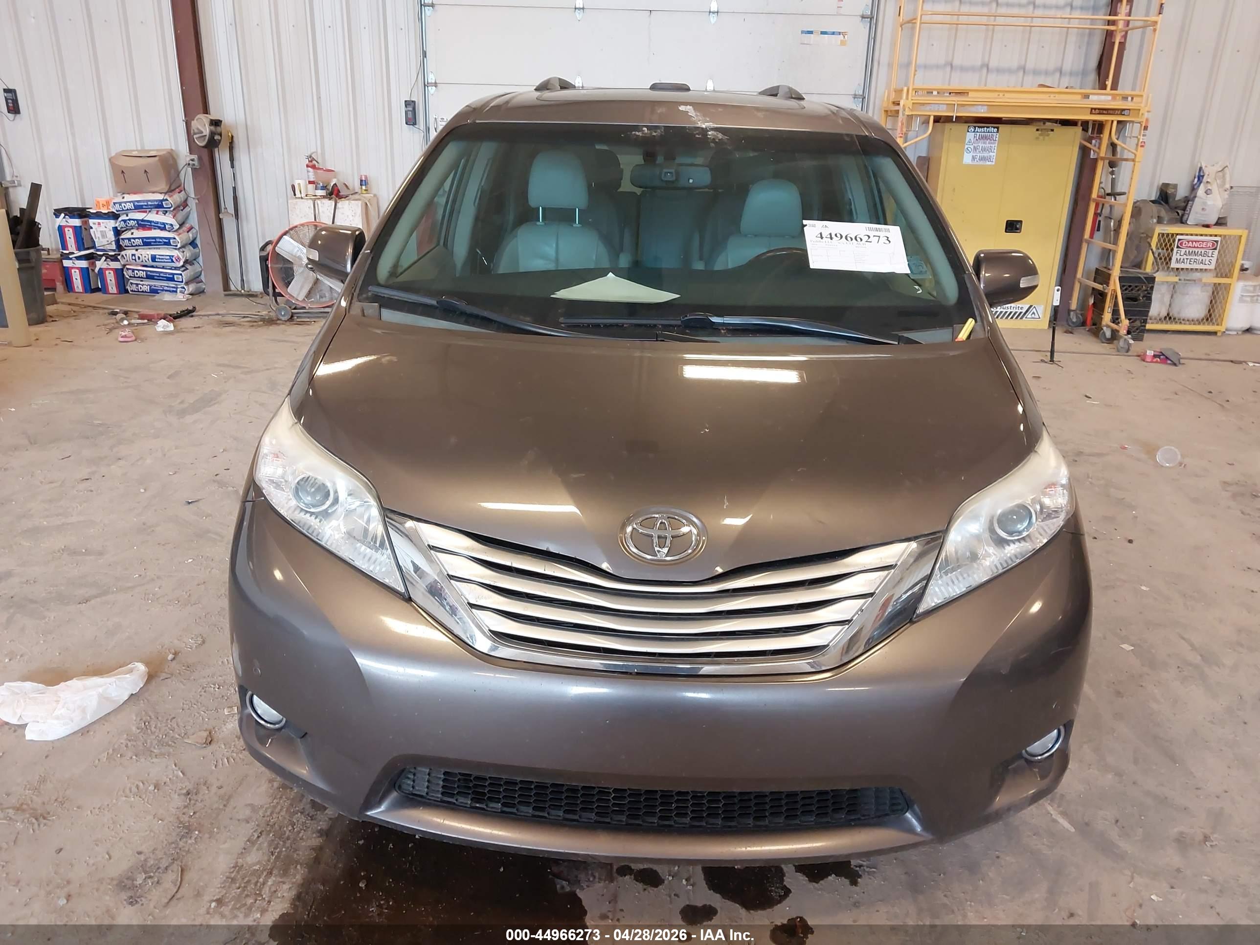 TOYOTA SIENNA image 6
