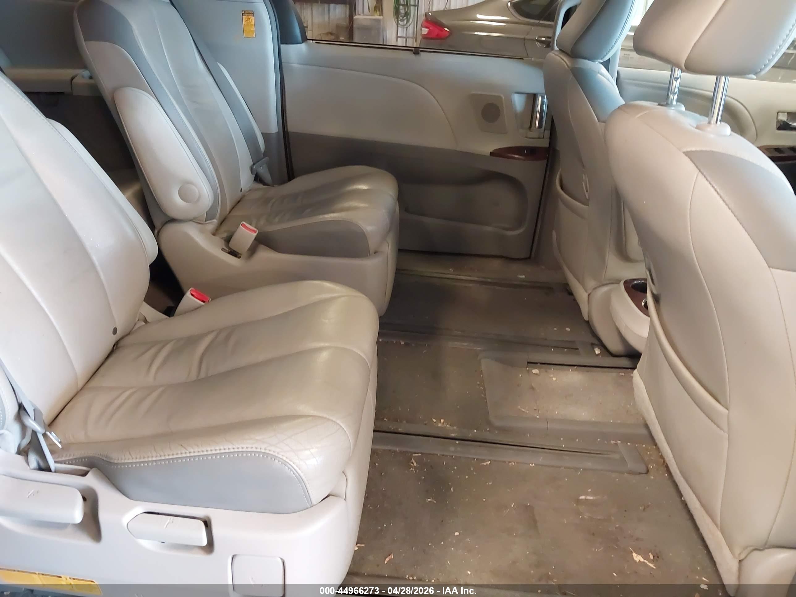 TOYOTA SIENNA image 8