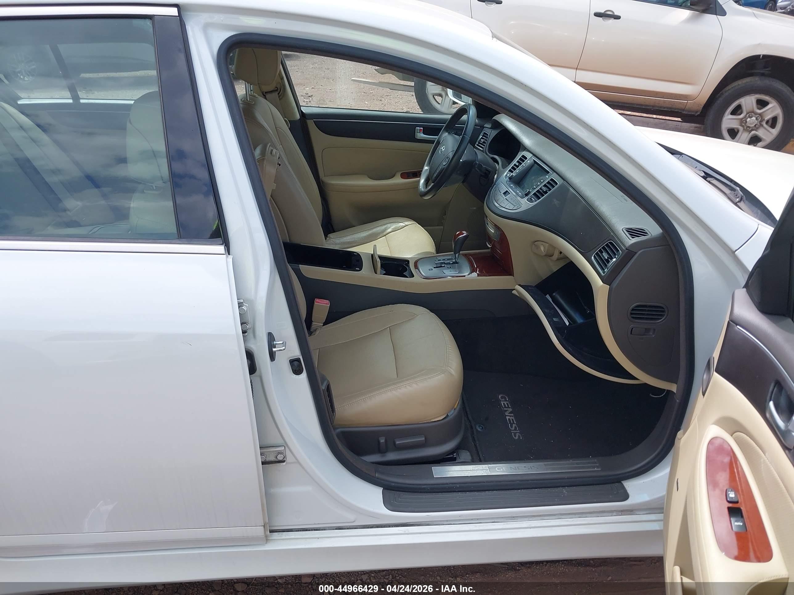 HYUNDAI GENESIS image 5