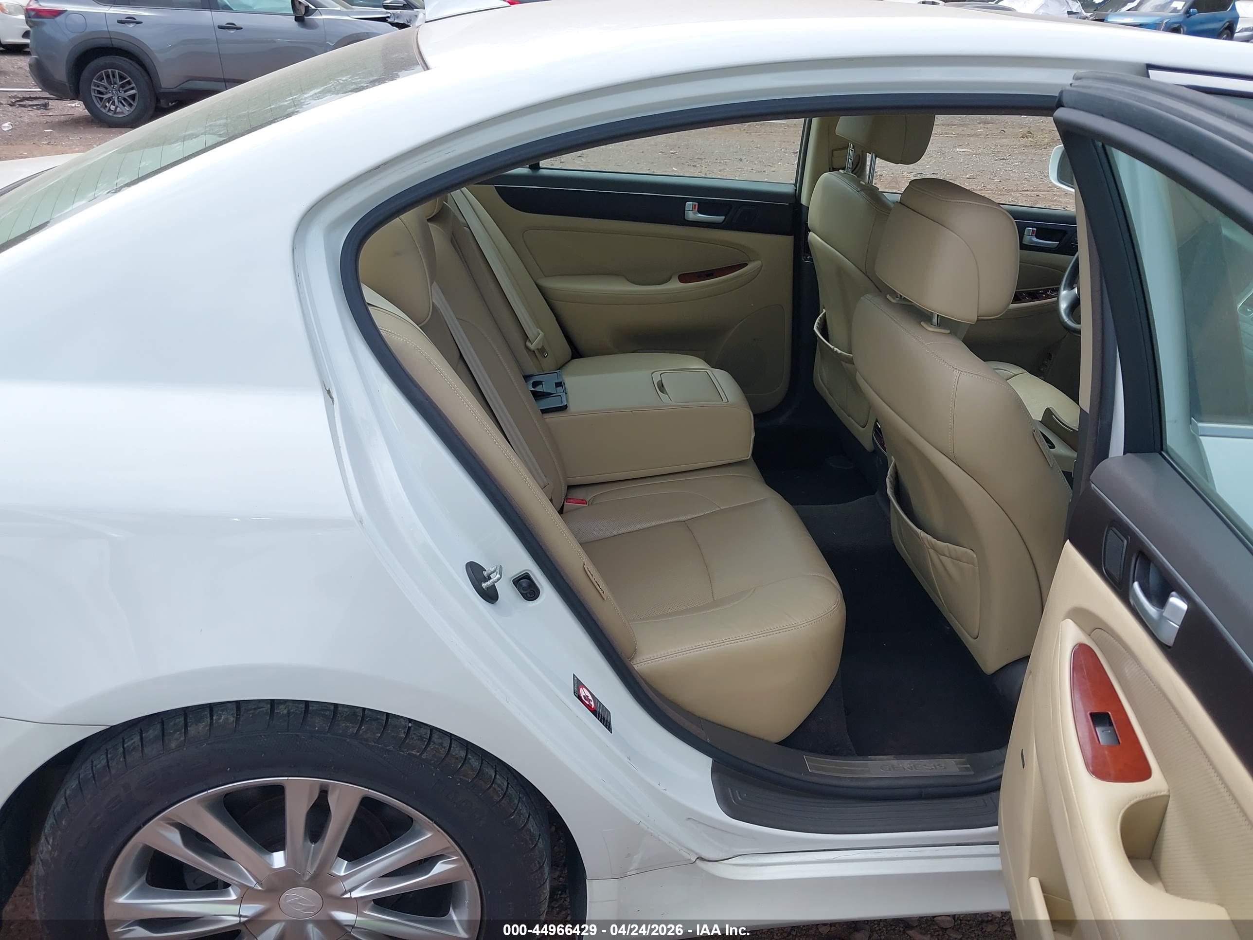 HYUNDAI GENESIS image 8