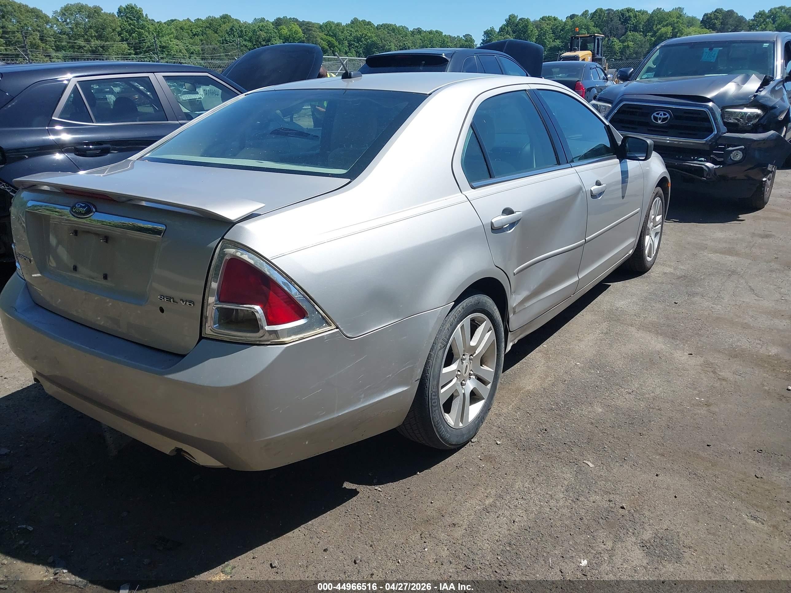 FORD FUSION image 4
