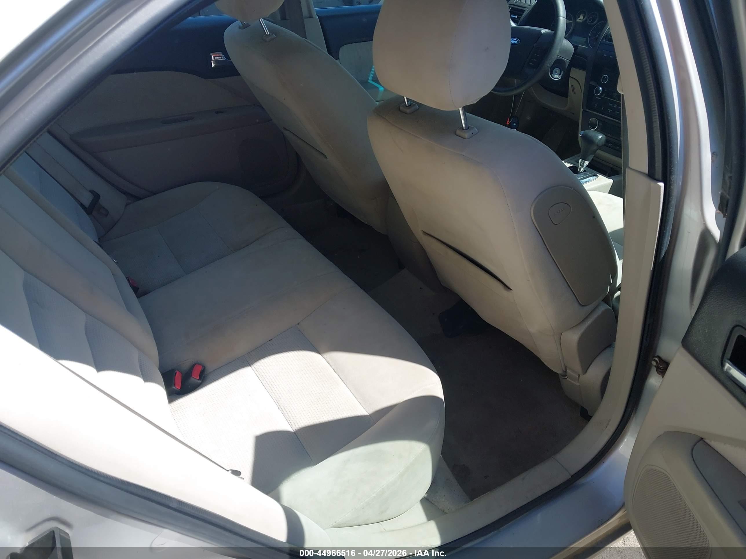 FORD FUSION image 8