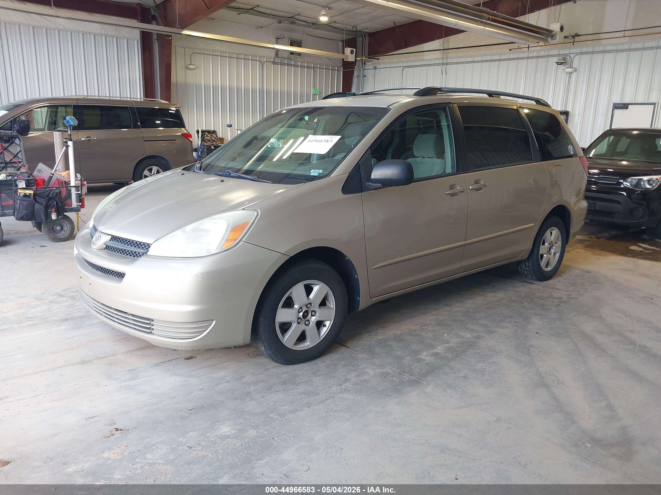 TOYOTA SIENNA image 2