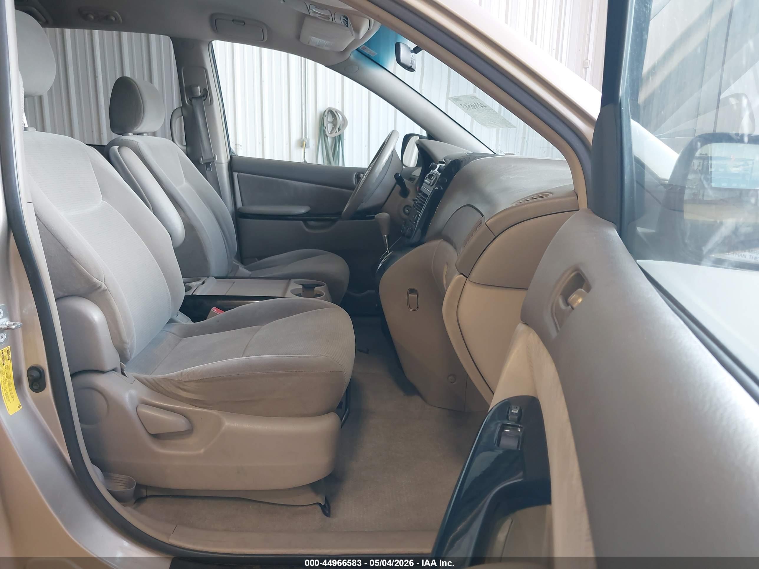 TOYOTA SIENNA image 5