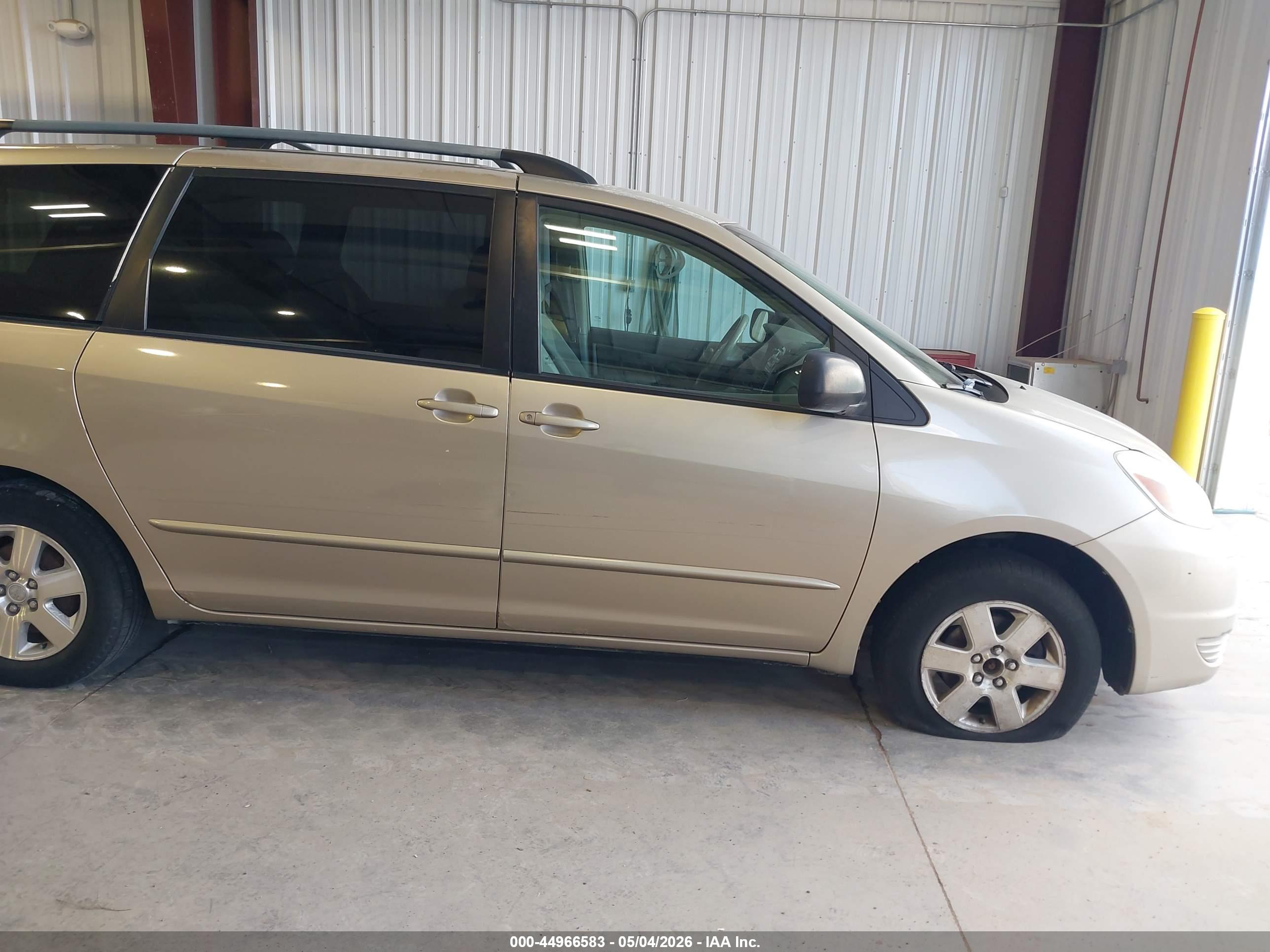 TOYOTA SIENNA image 6