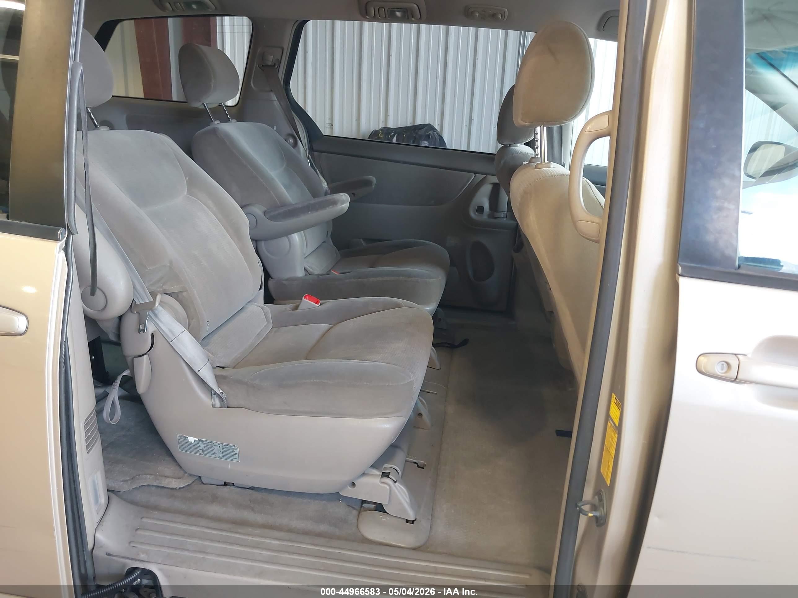 TOYOTA SIENNA image 8