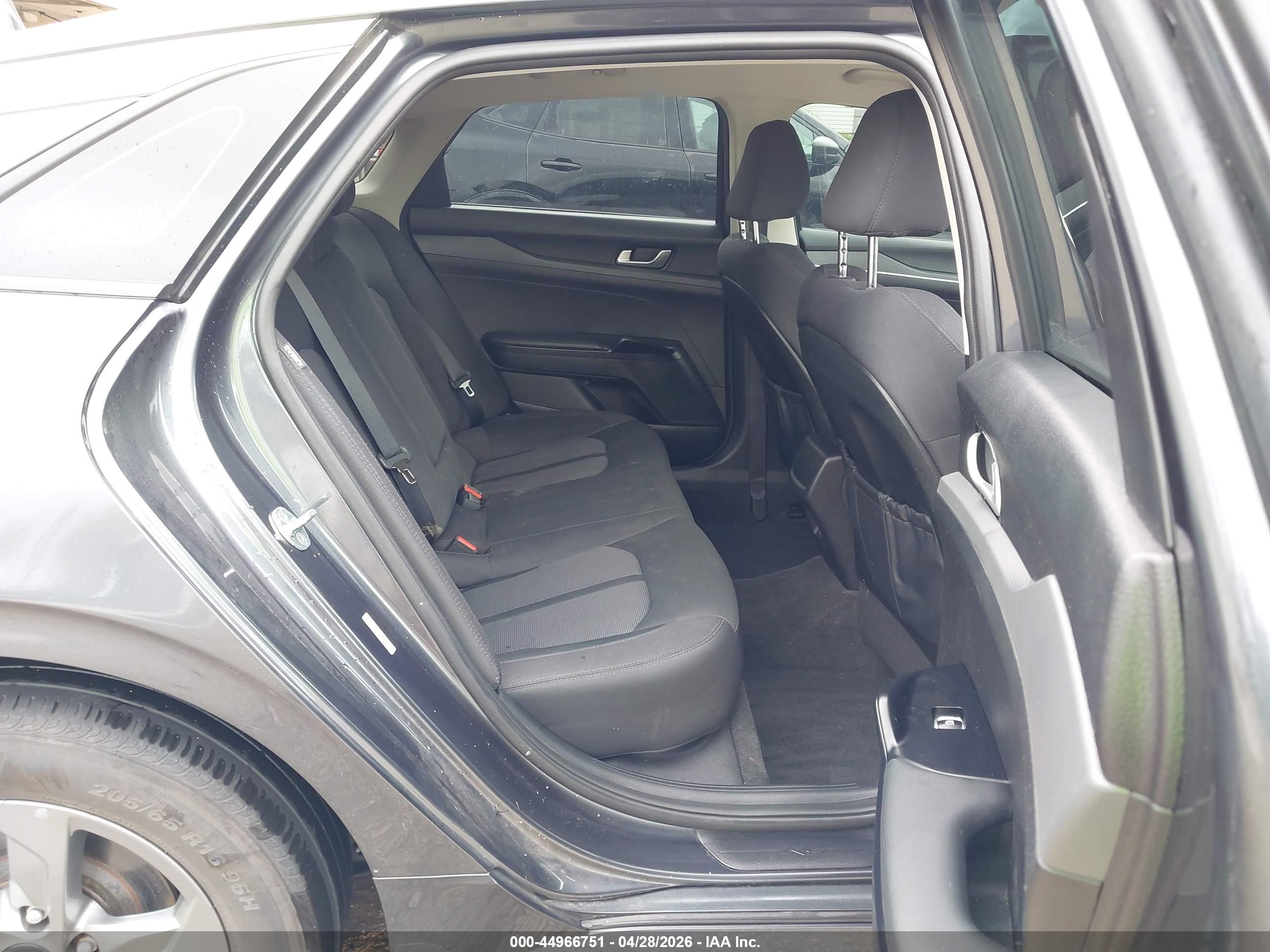 KIA K5 image 8