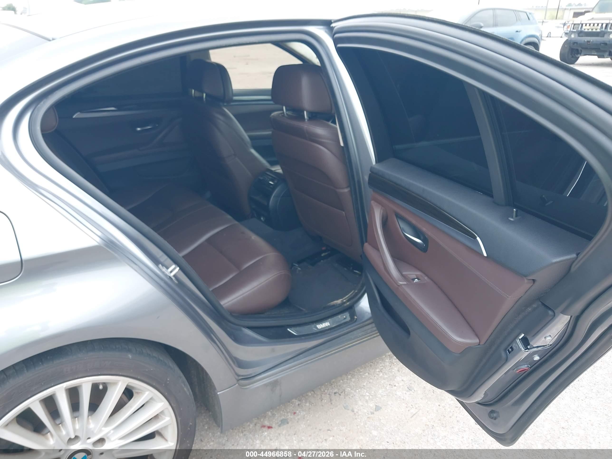 BMW 550I image 8