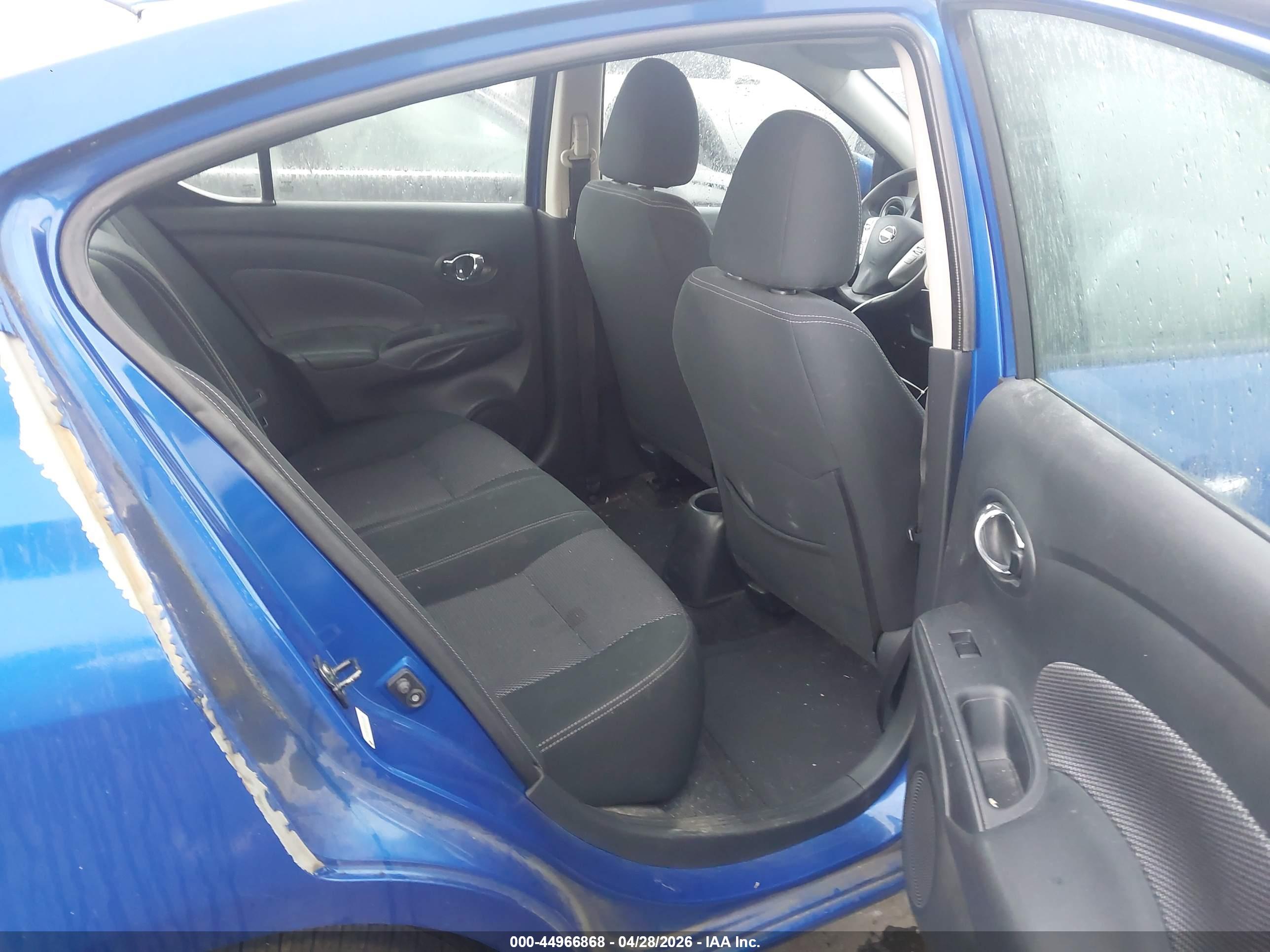 NISSAN VERSA image 8