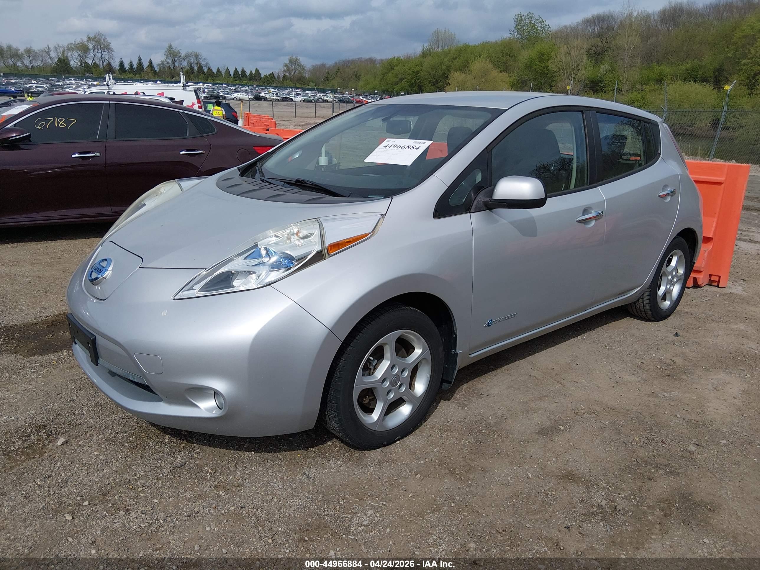 NISSAN LEAF image 2