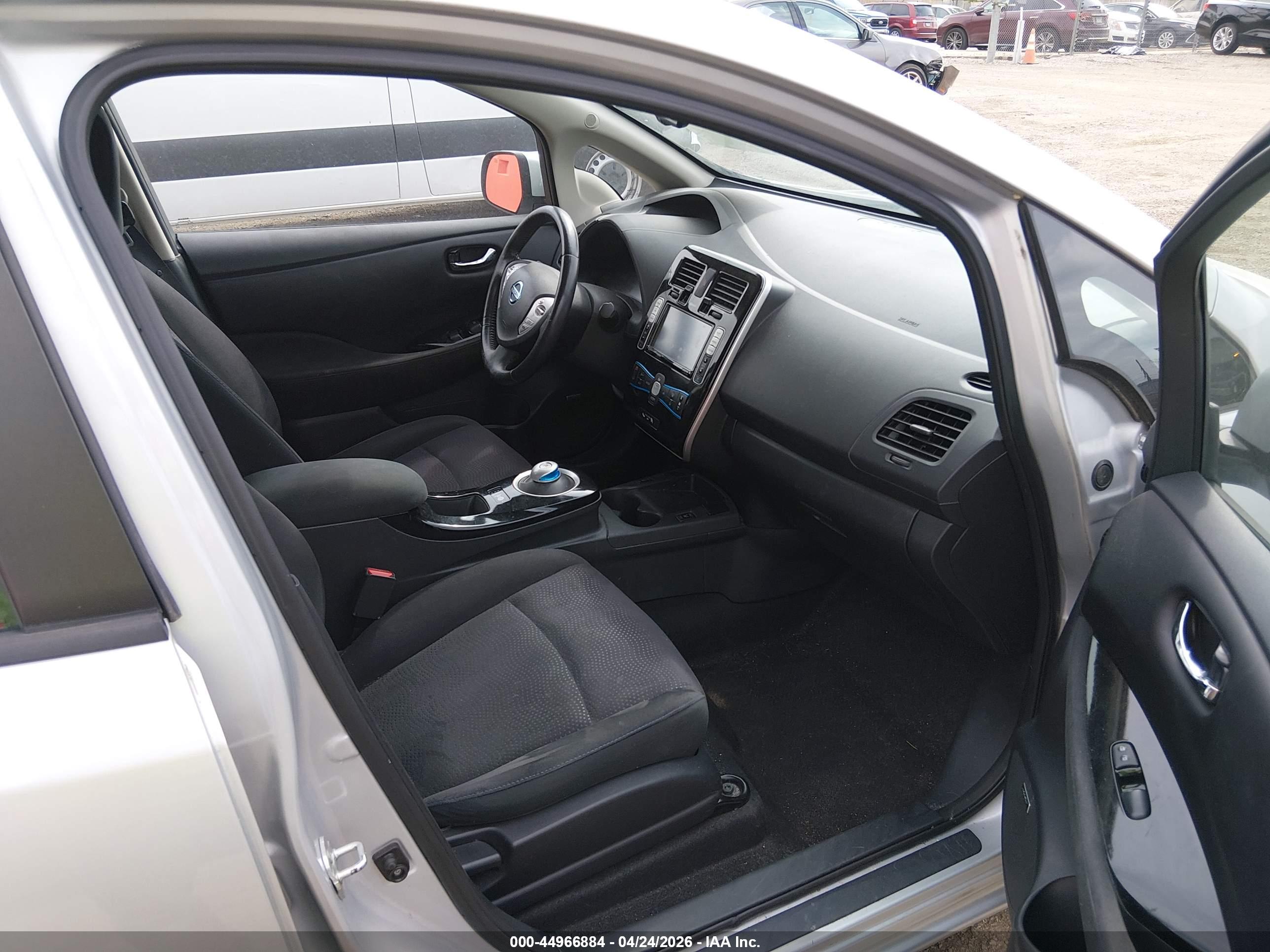 NISSAN LEAF image 5