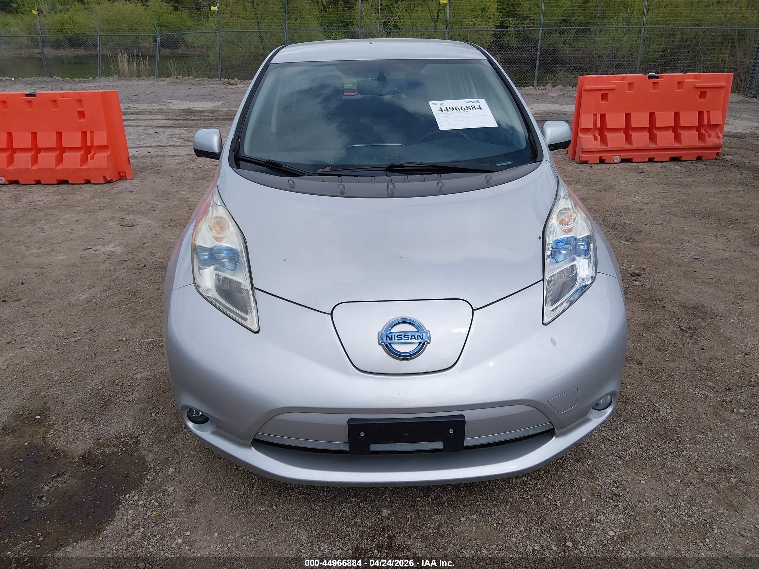 NISSAN LEAF image 6