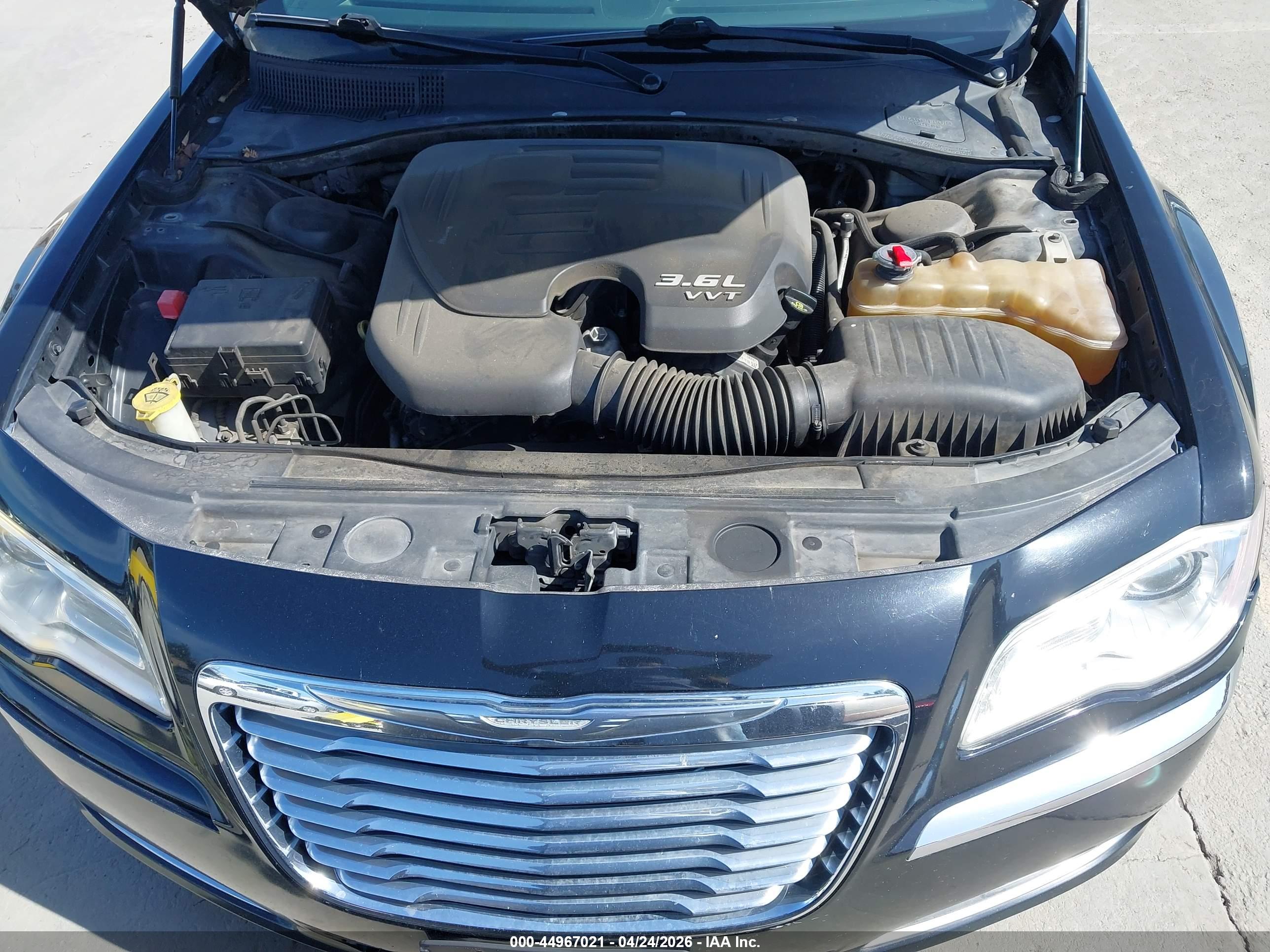 CHRYSLER 300 image 10