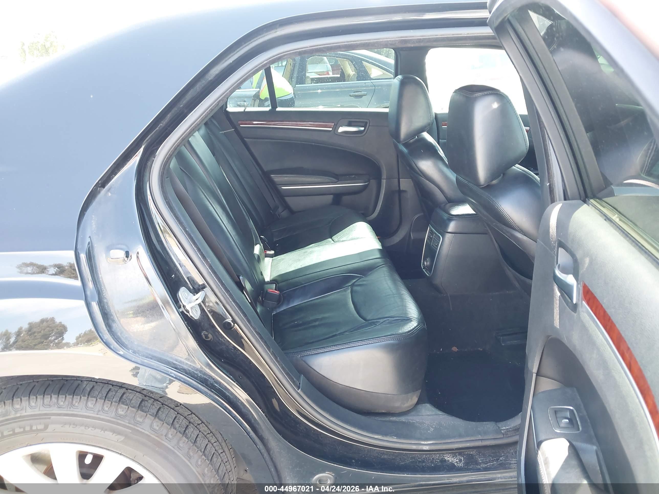CHRYSLER 300 image 8