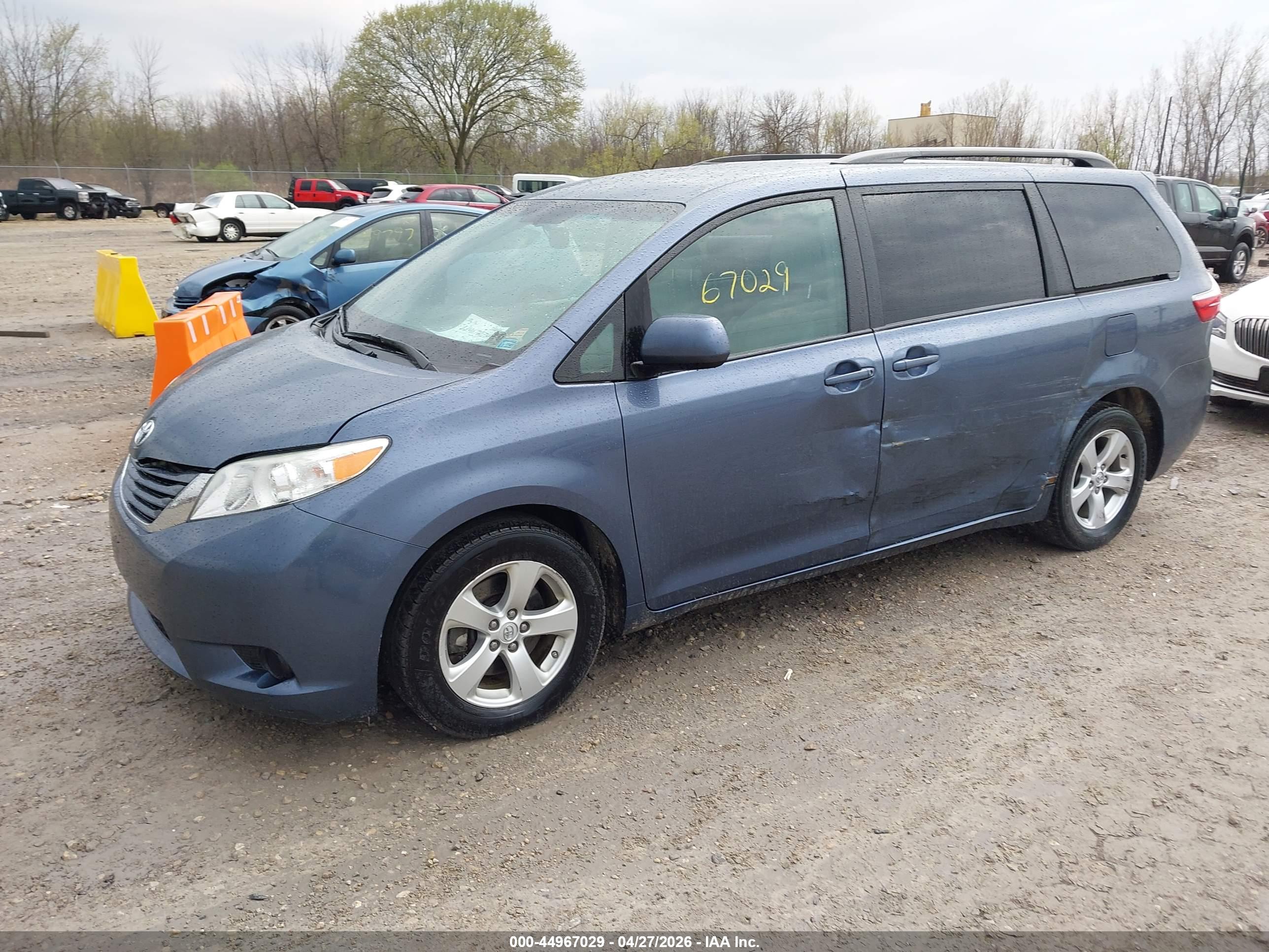TOYOTA SIENNA image 2