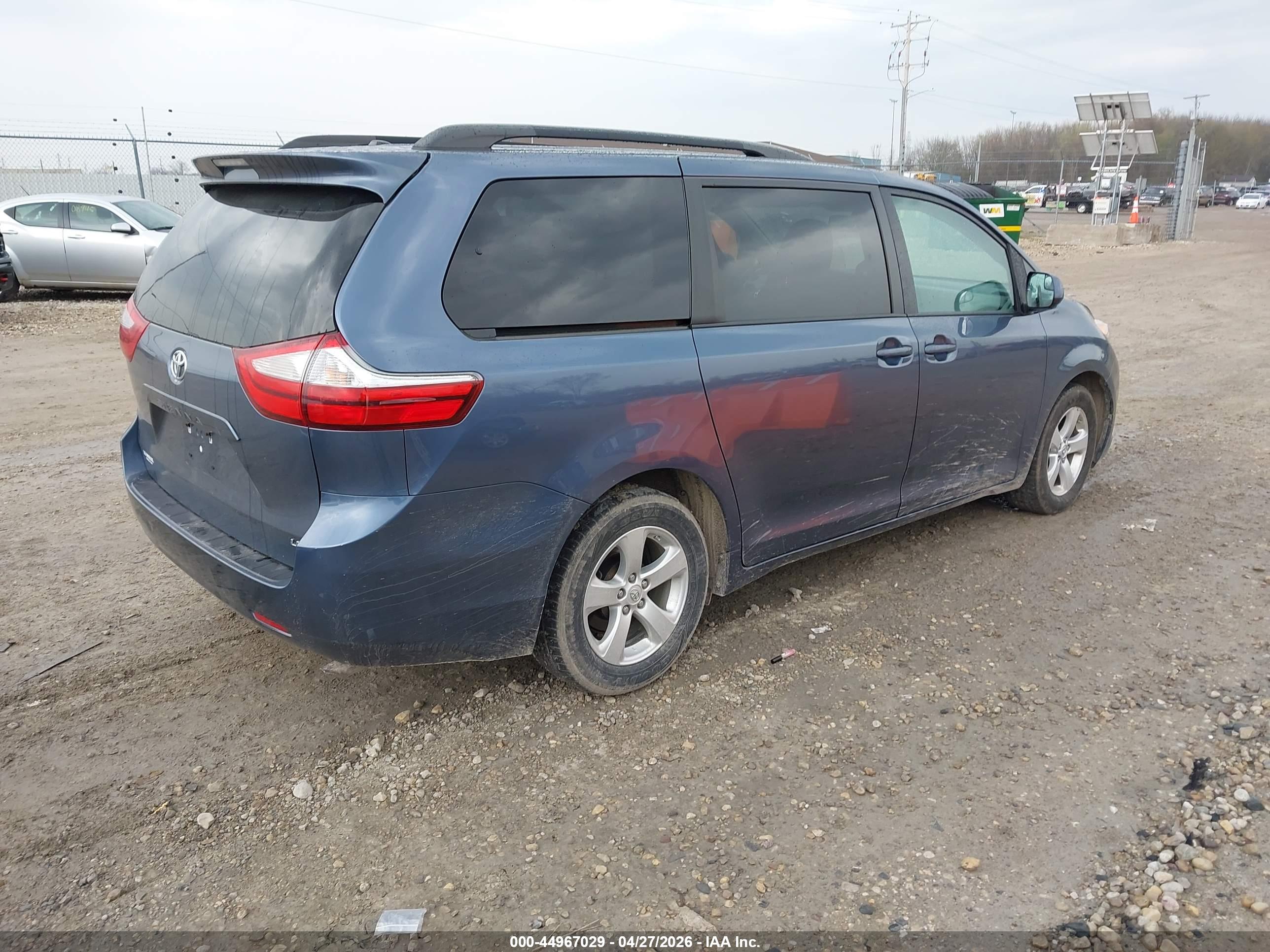 TOYOTA SIENNA image 4