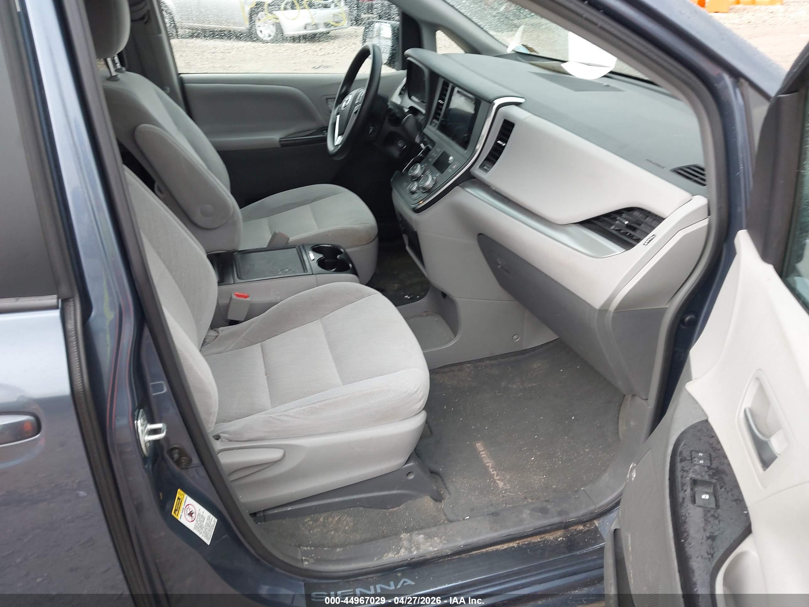 TOYOTA SIENNA image 5
