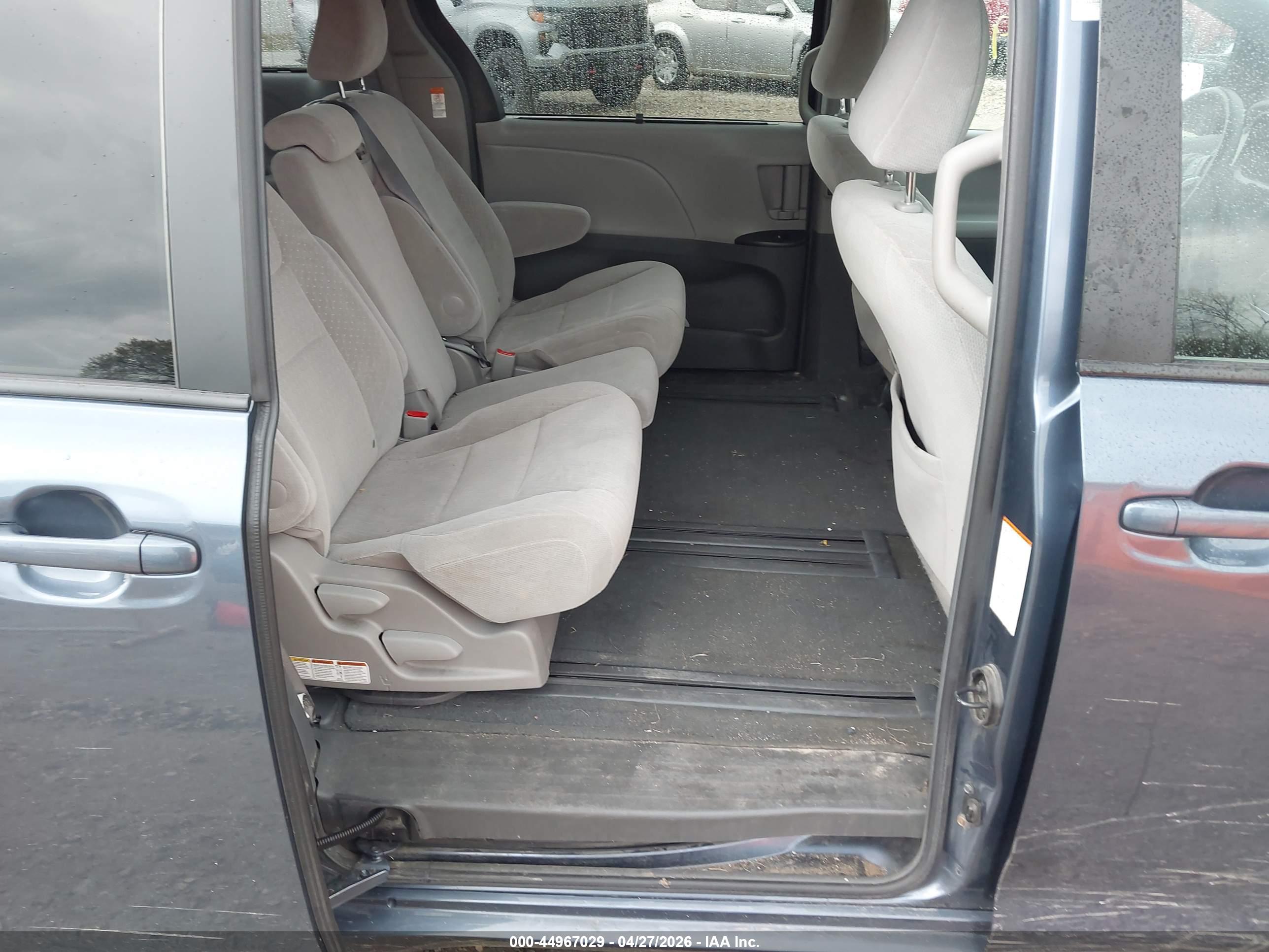 TOYOTA SIENNA image 8
