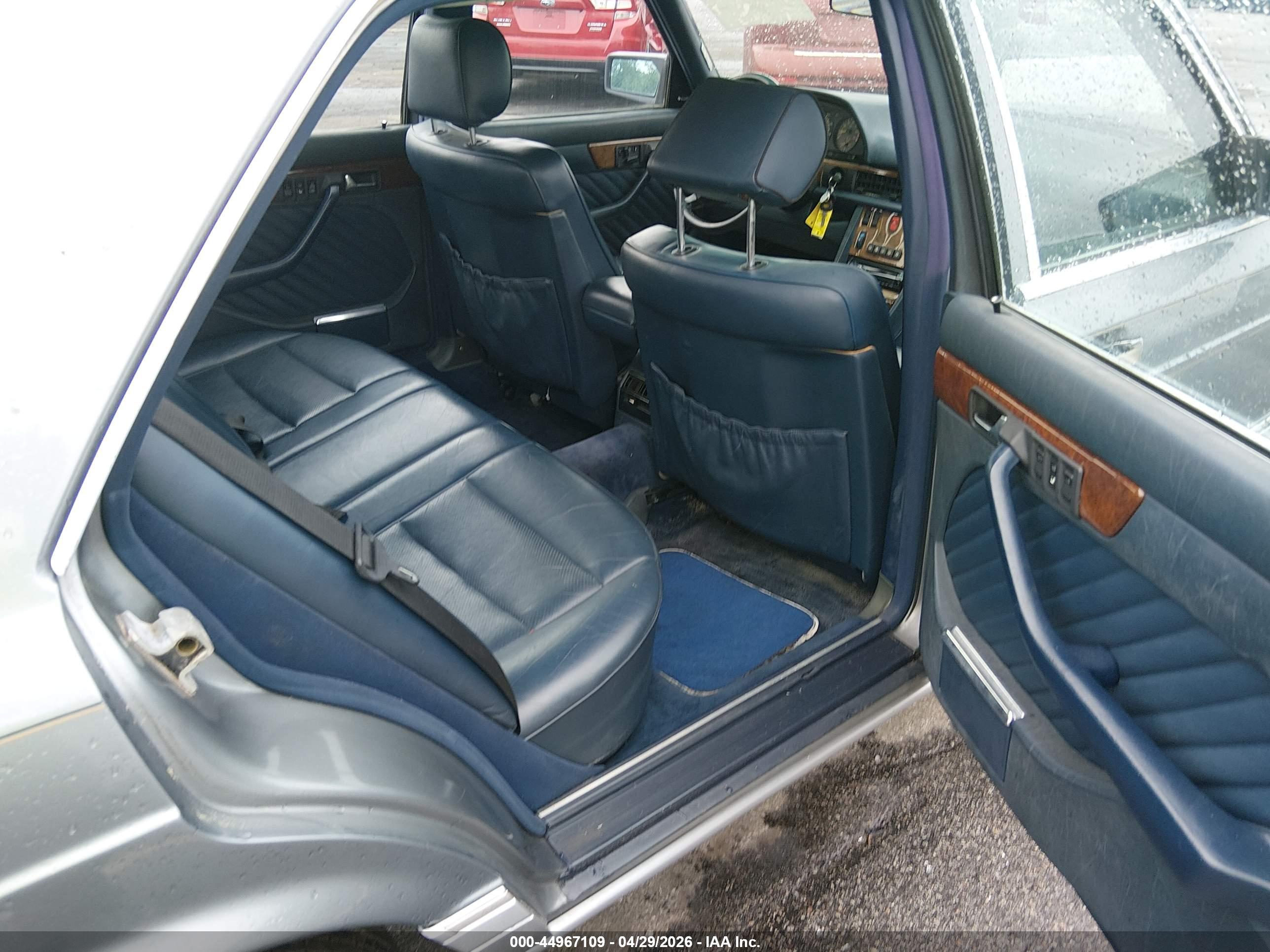 MERCEDES-BENZ 560 image 8