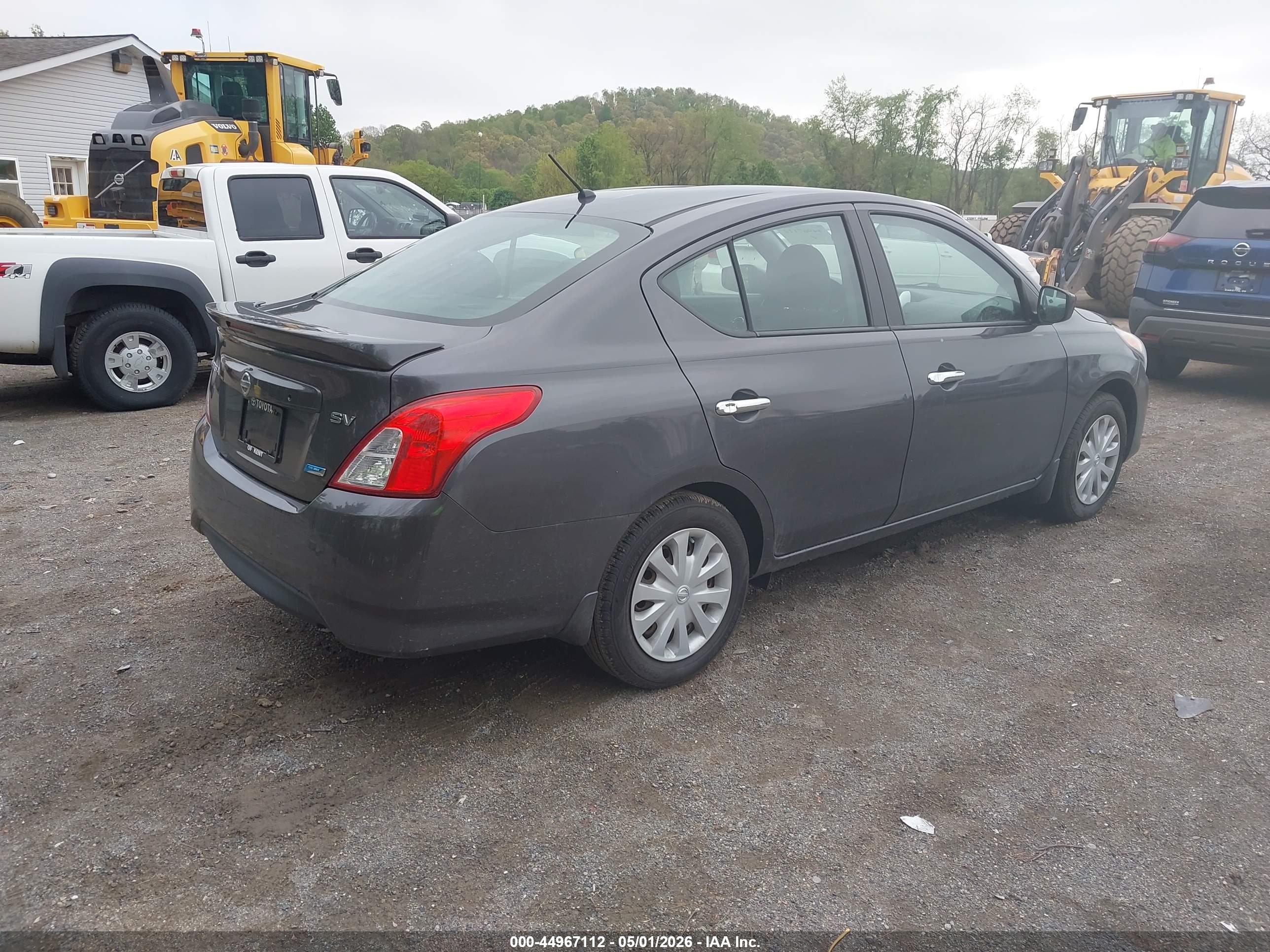 NISSAN VERSA image 4