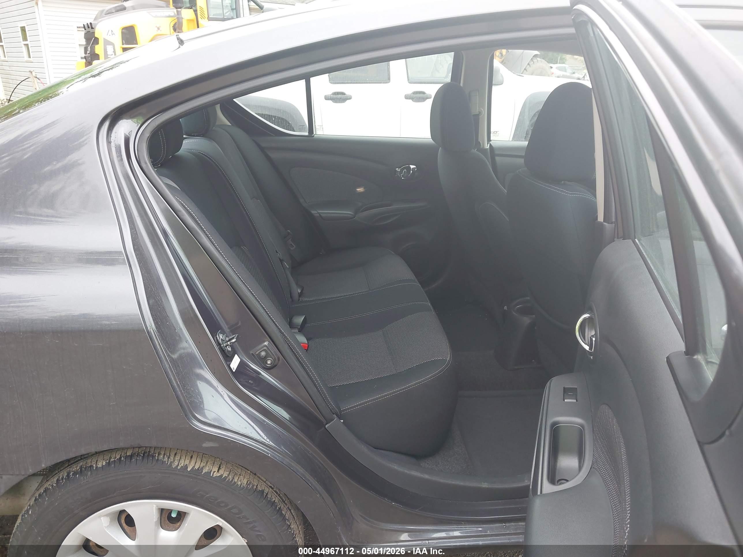 NISSAN VERSA image 8