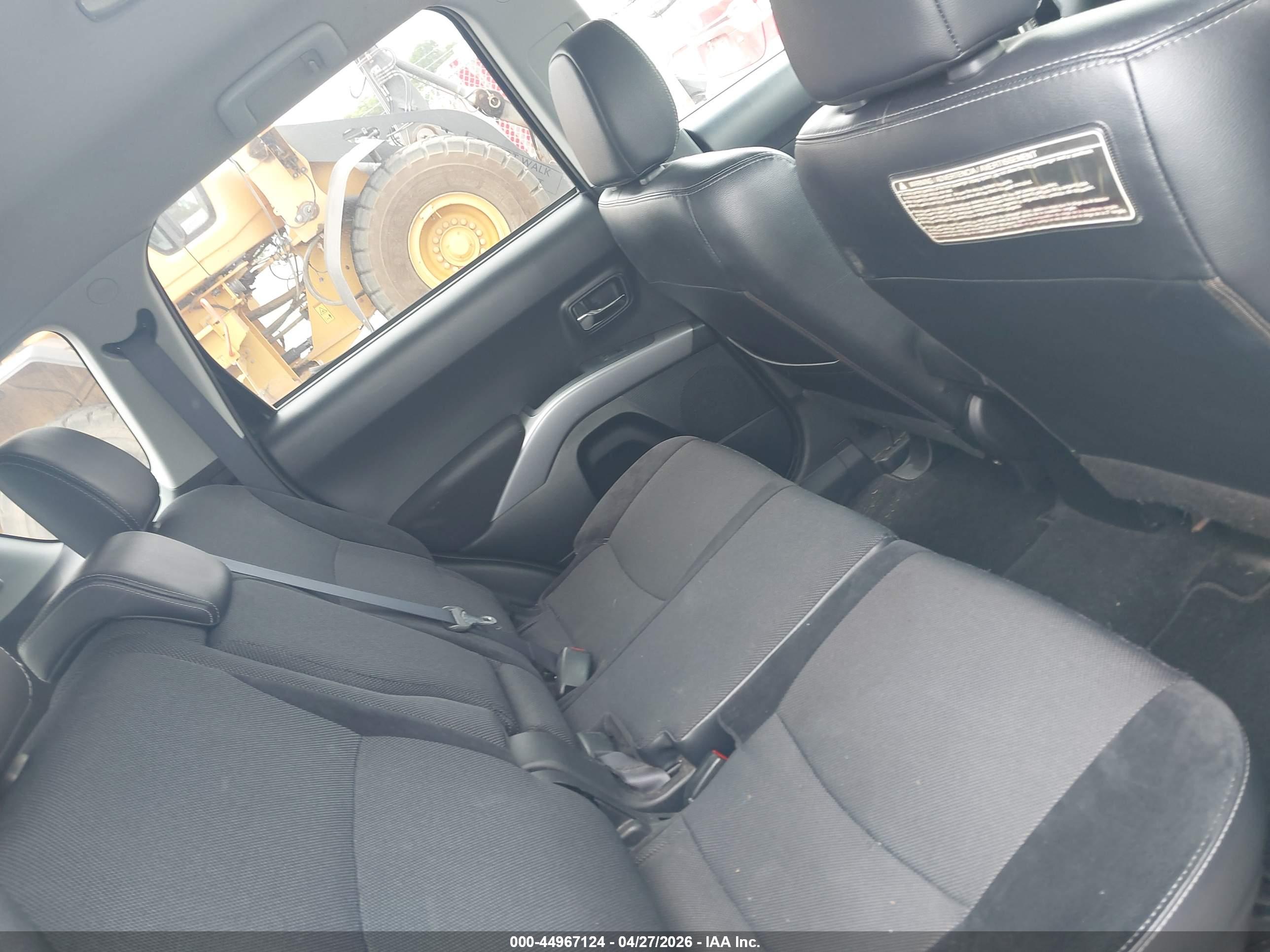 MITSUBISHI OUTLANDER image 8