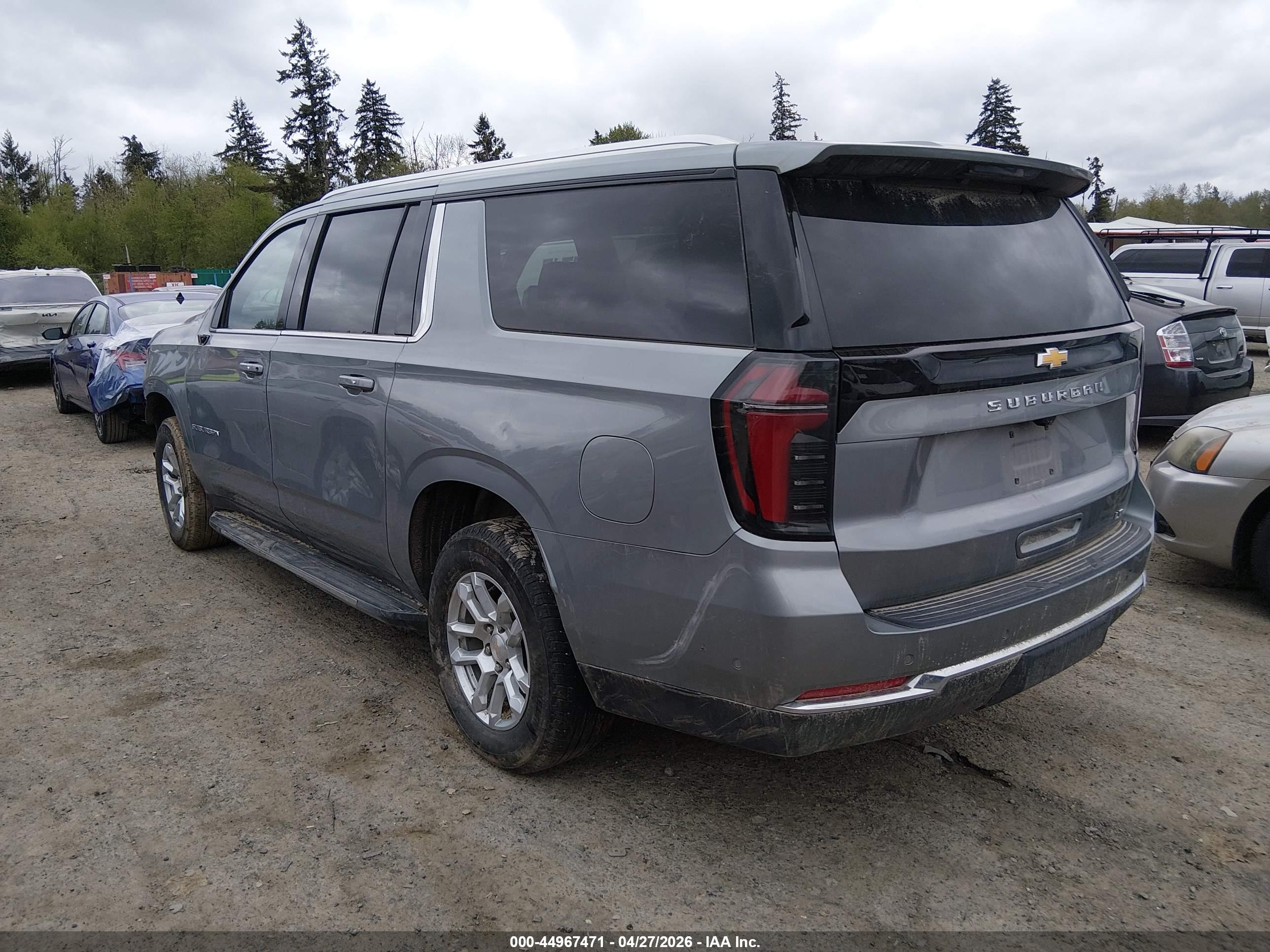 CHEVROLET SUBURBAN image 3