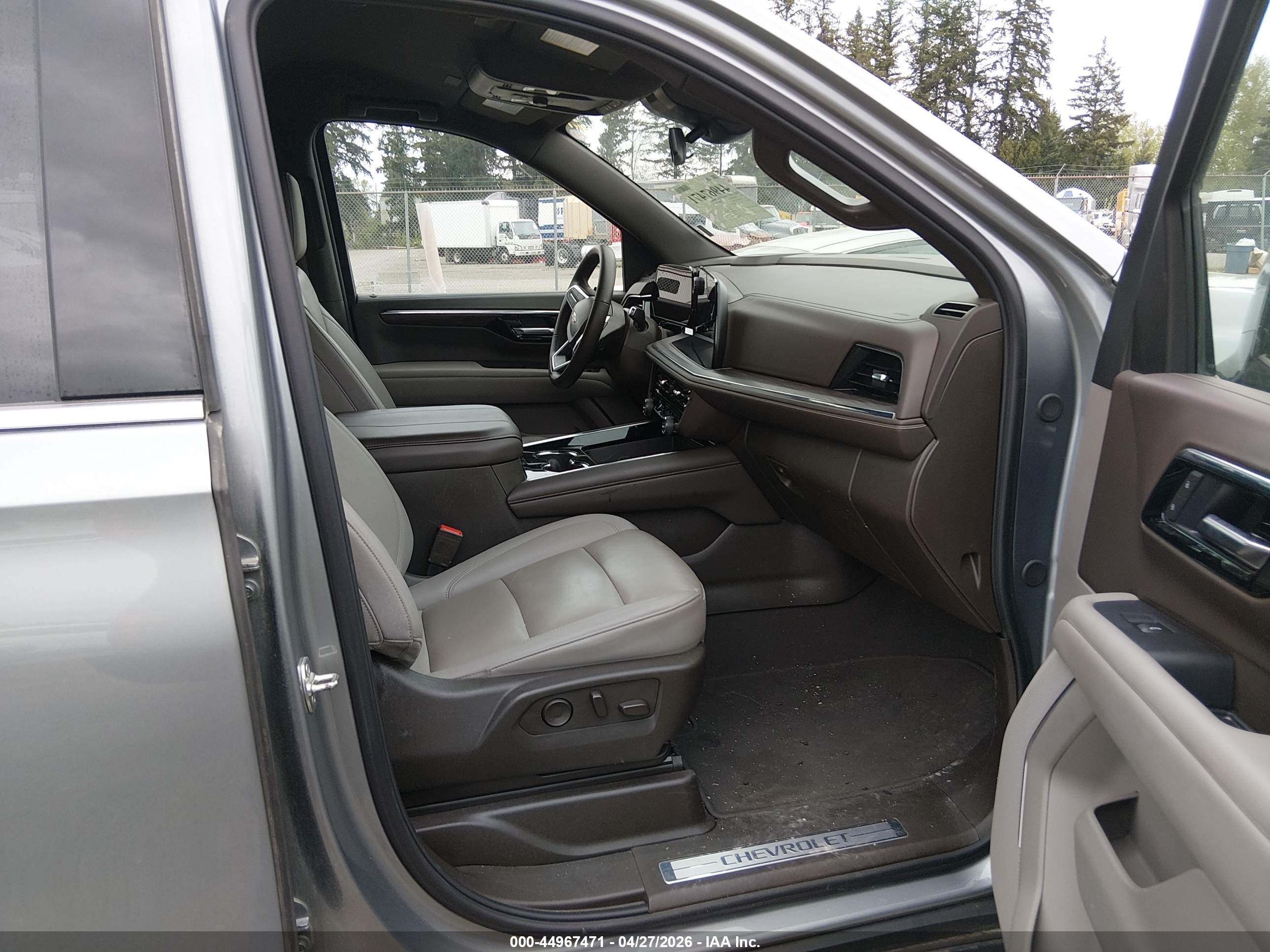 CHEVROLET SUBURBAN image 5