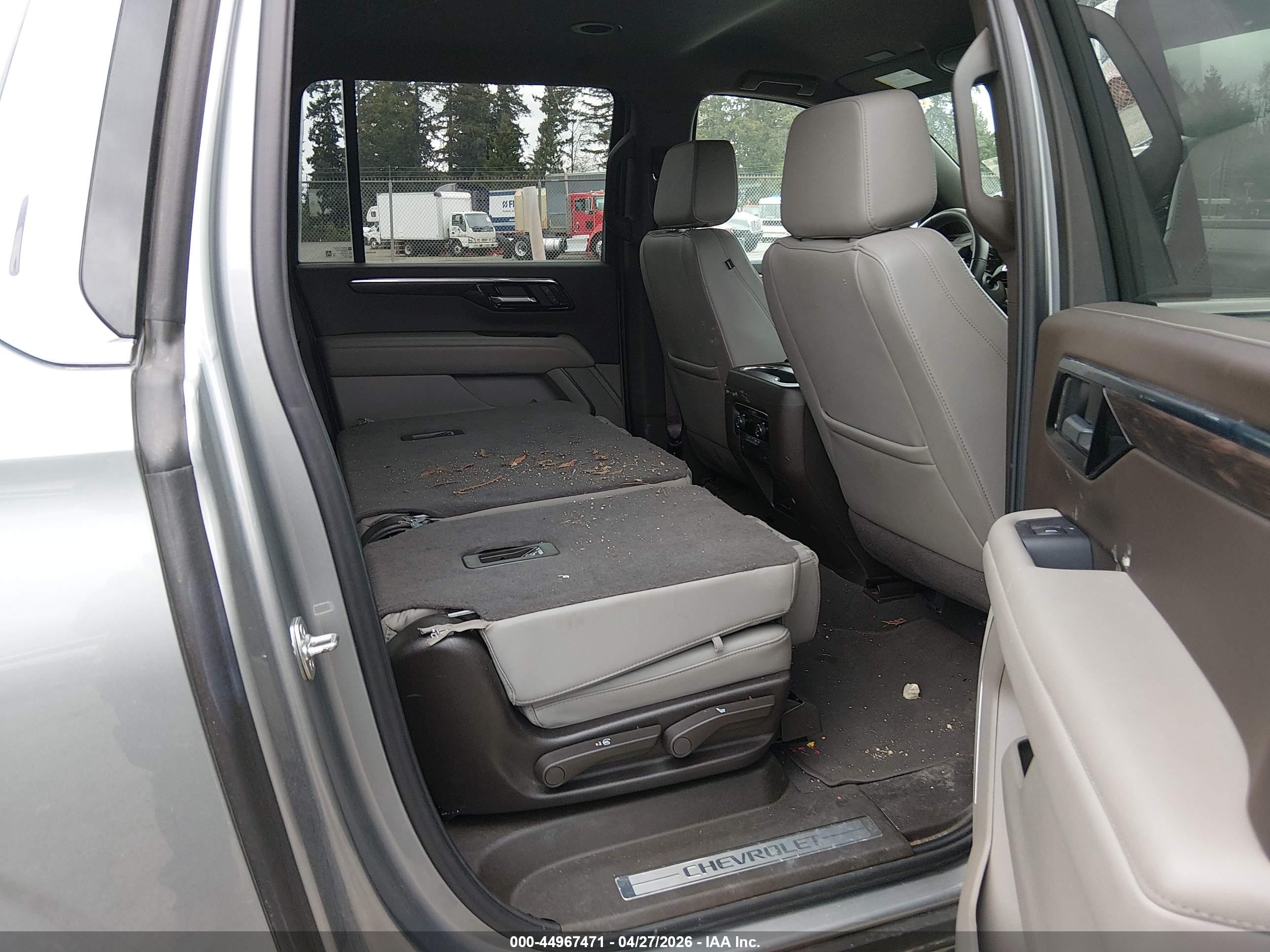 CHEVROLET SUBURBAN image 8
