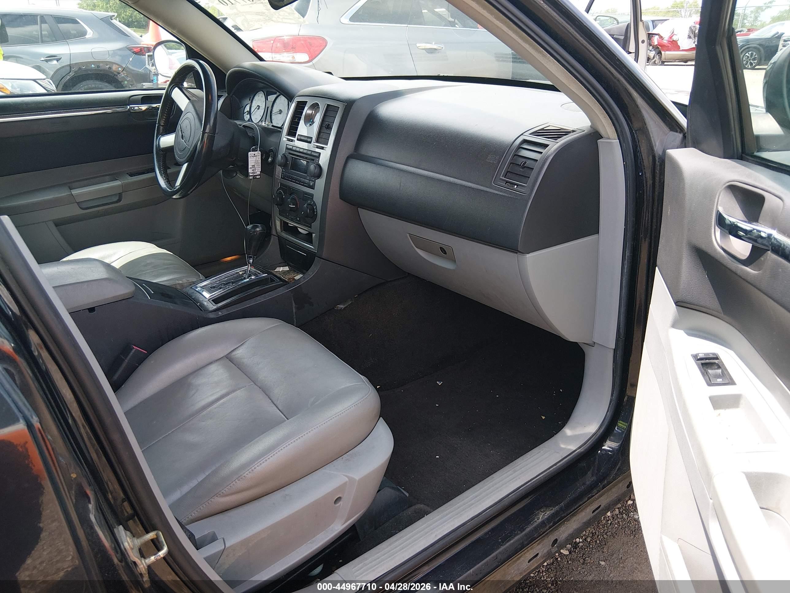 CHRYSLER 300 image 5
