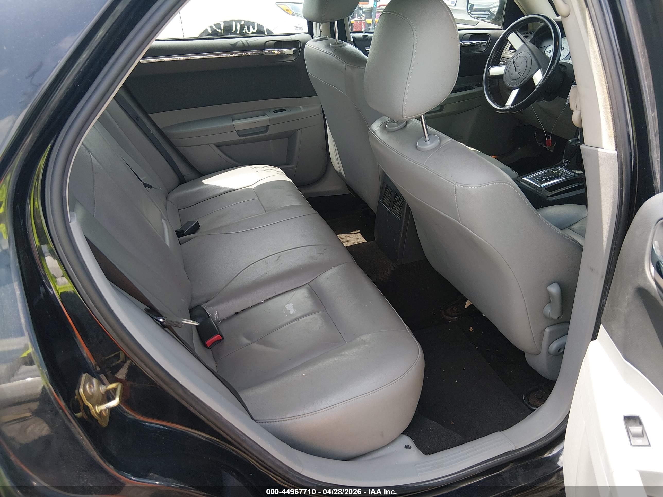 CHRYSLER 300 image 8