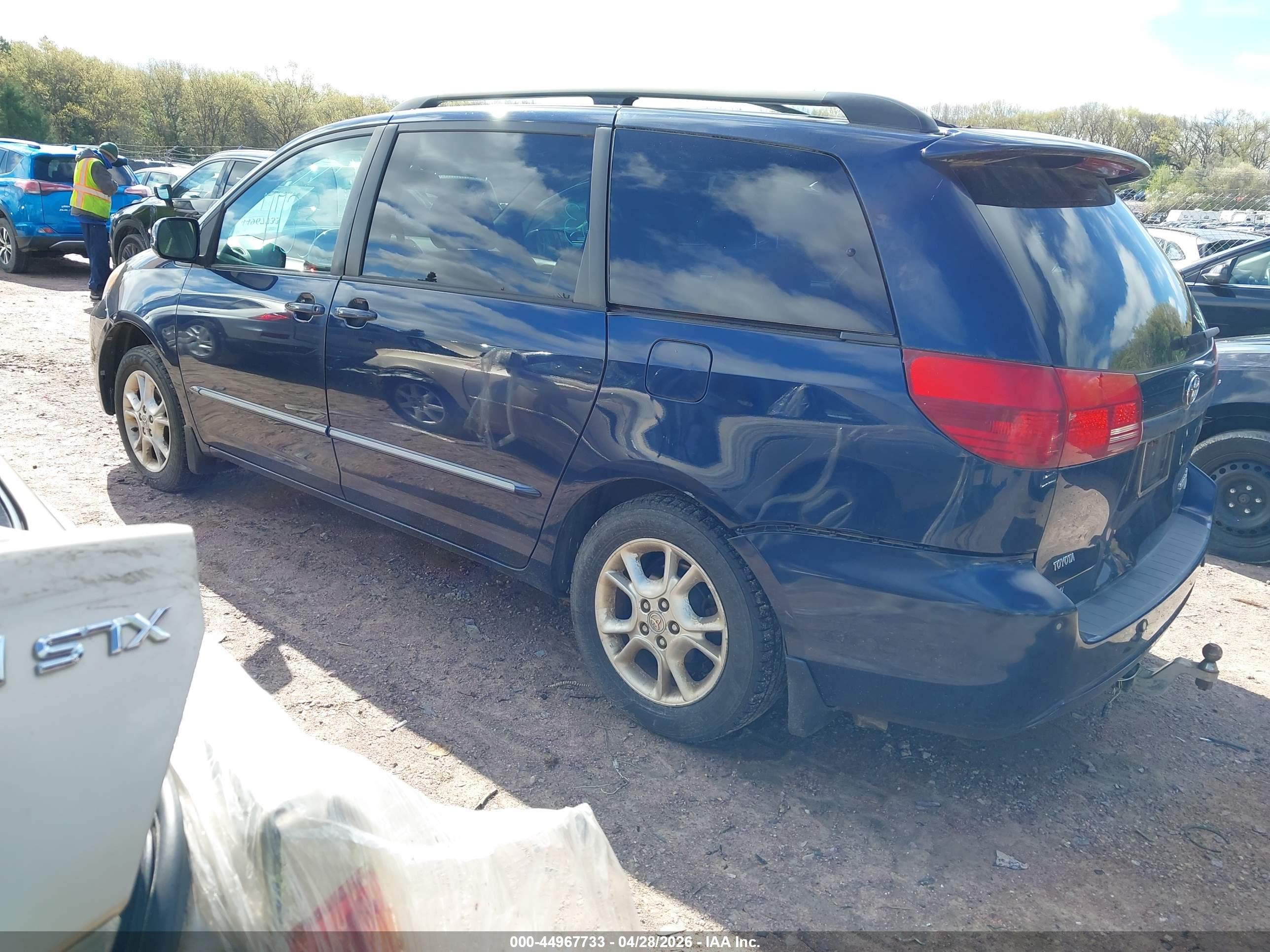 TOYOTA SIENNA image 3