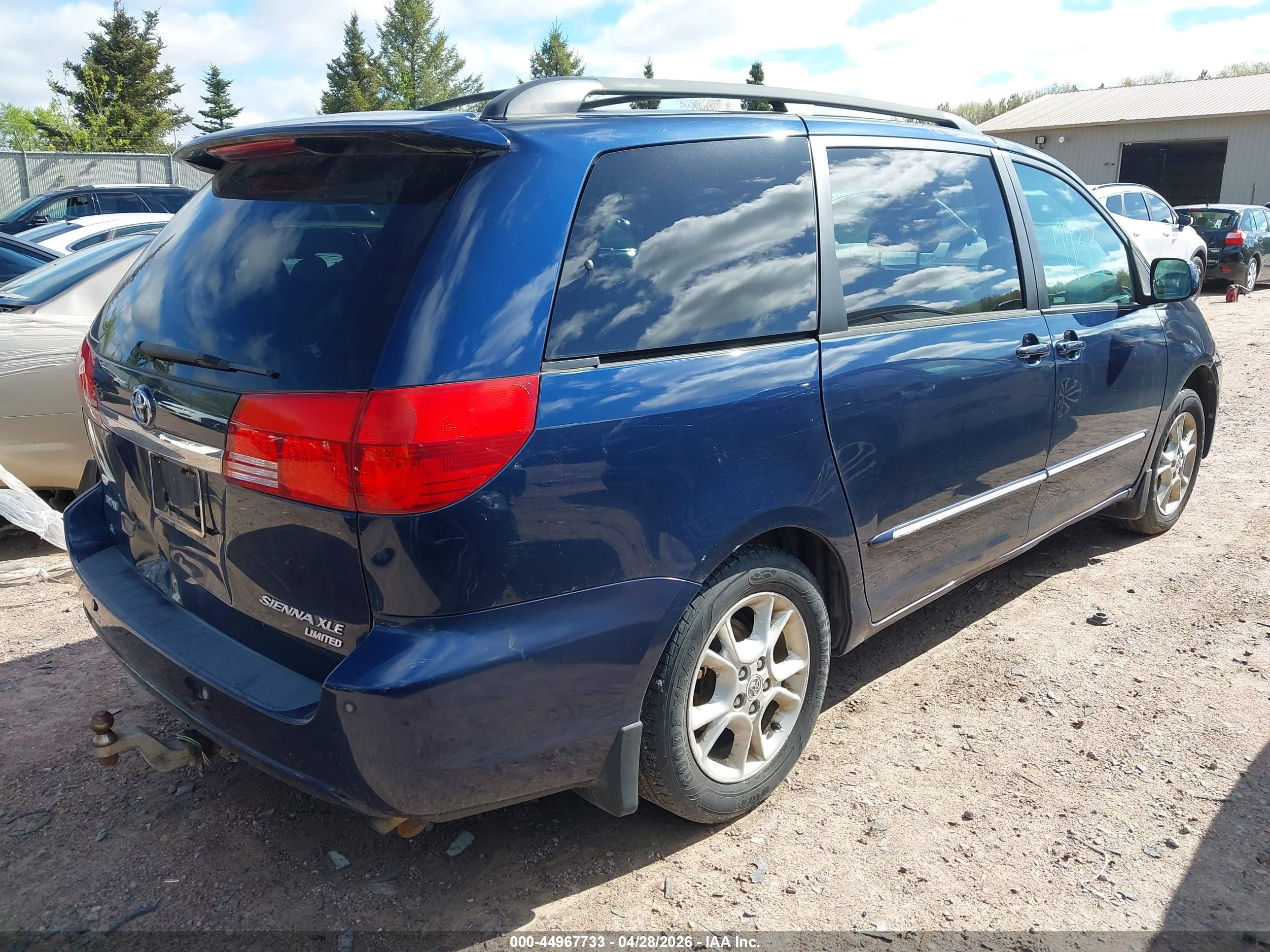 TOYOTA SIENNA image 4