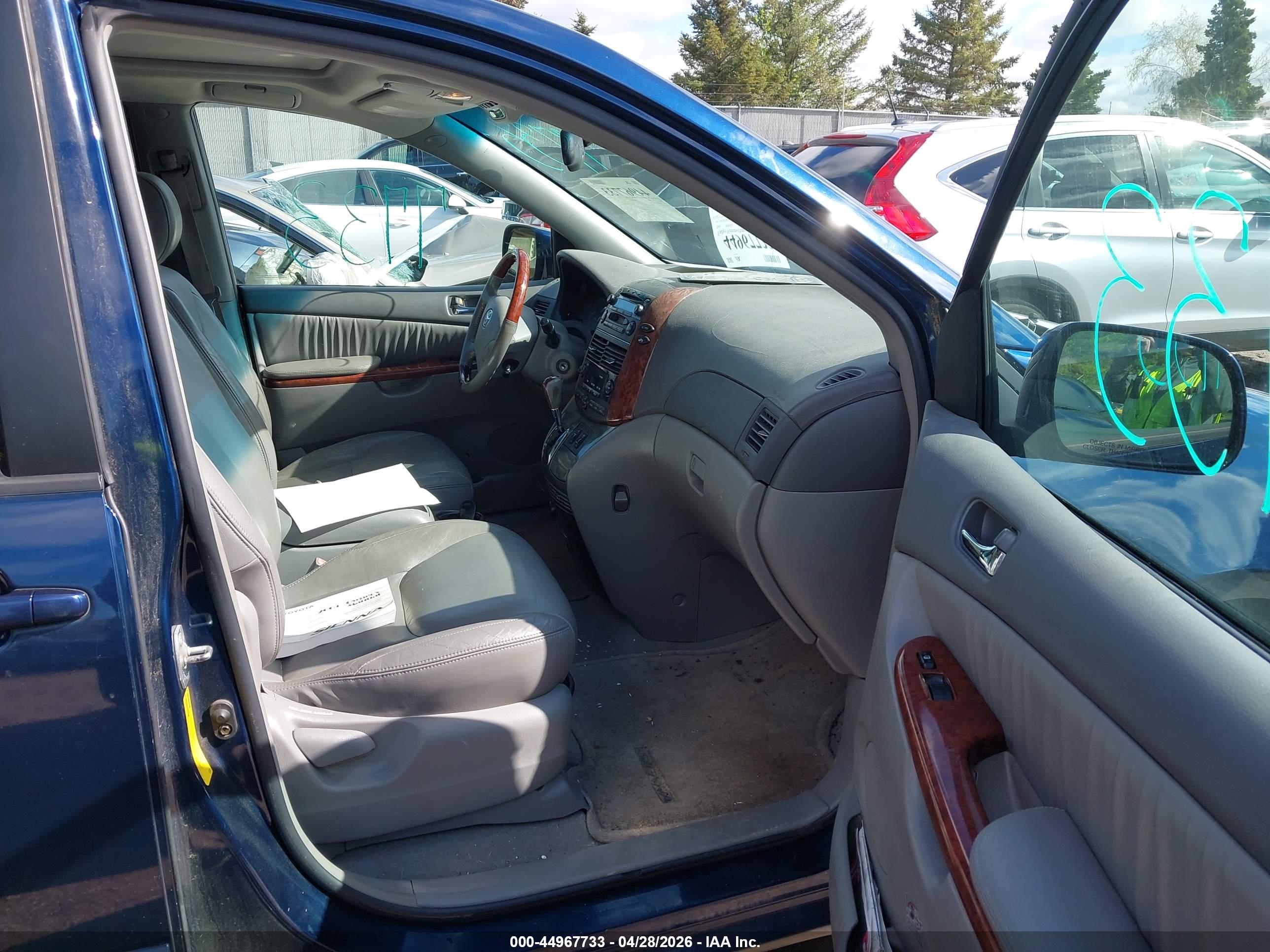 TOYOTA SIENNA image 5