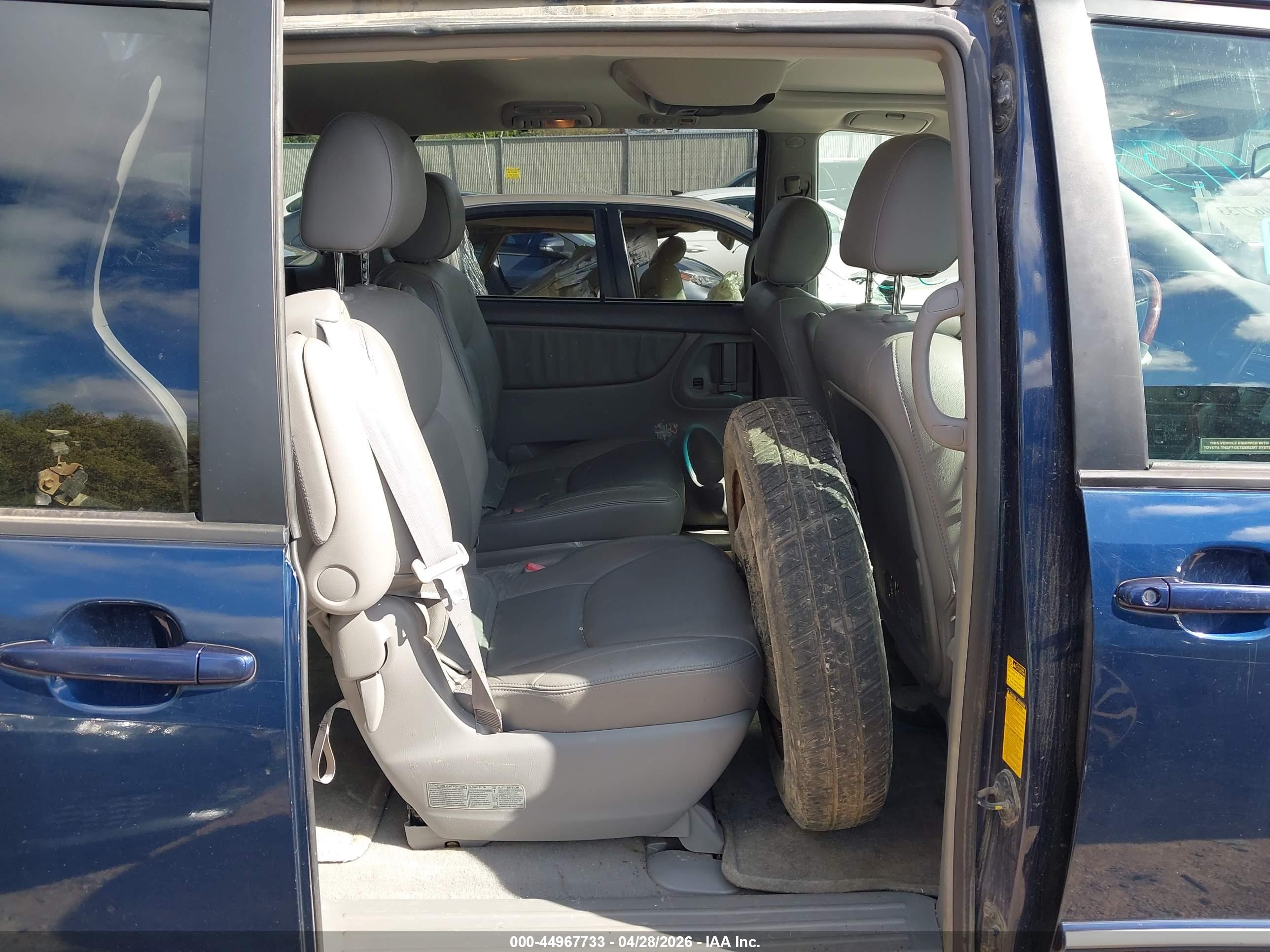 TOYOTA SIENNA image 8