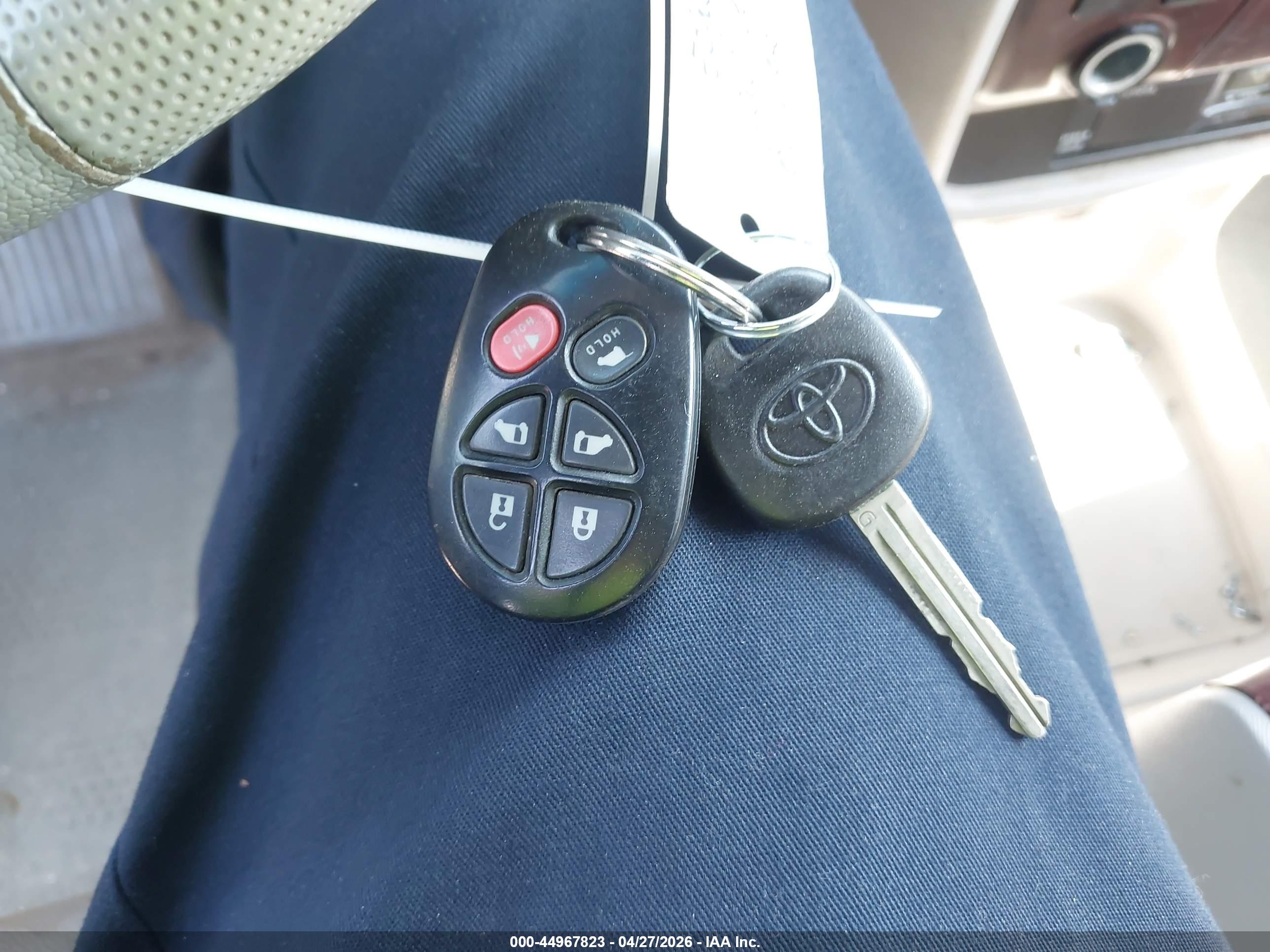 TOYOTA SIENNA image 11